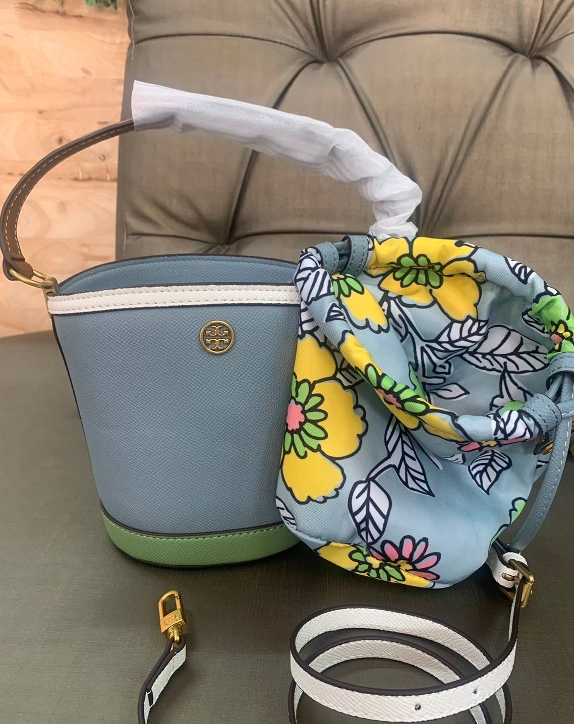 Tory Burch Robinson mini bucket bag กระเป๋าถือและสะพาย Crossbody ทรงถังสวยสุดฮิต เป็นรูปทรงใหม่ มาแรงที่สุดในตอนนี้!! ประดับโลโก้ด้านหน้า สวยโดดเด่นไม่เหมือนใคร วัสดุหนังวัวแท้ หนังสวย น้ำหนักเบา ตั้งอยู่ทรง ด้านในมีกระเป๋าผ้าลายแบรนด์ สามารถถอดออกได้ ภาย