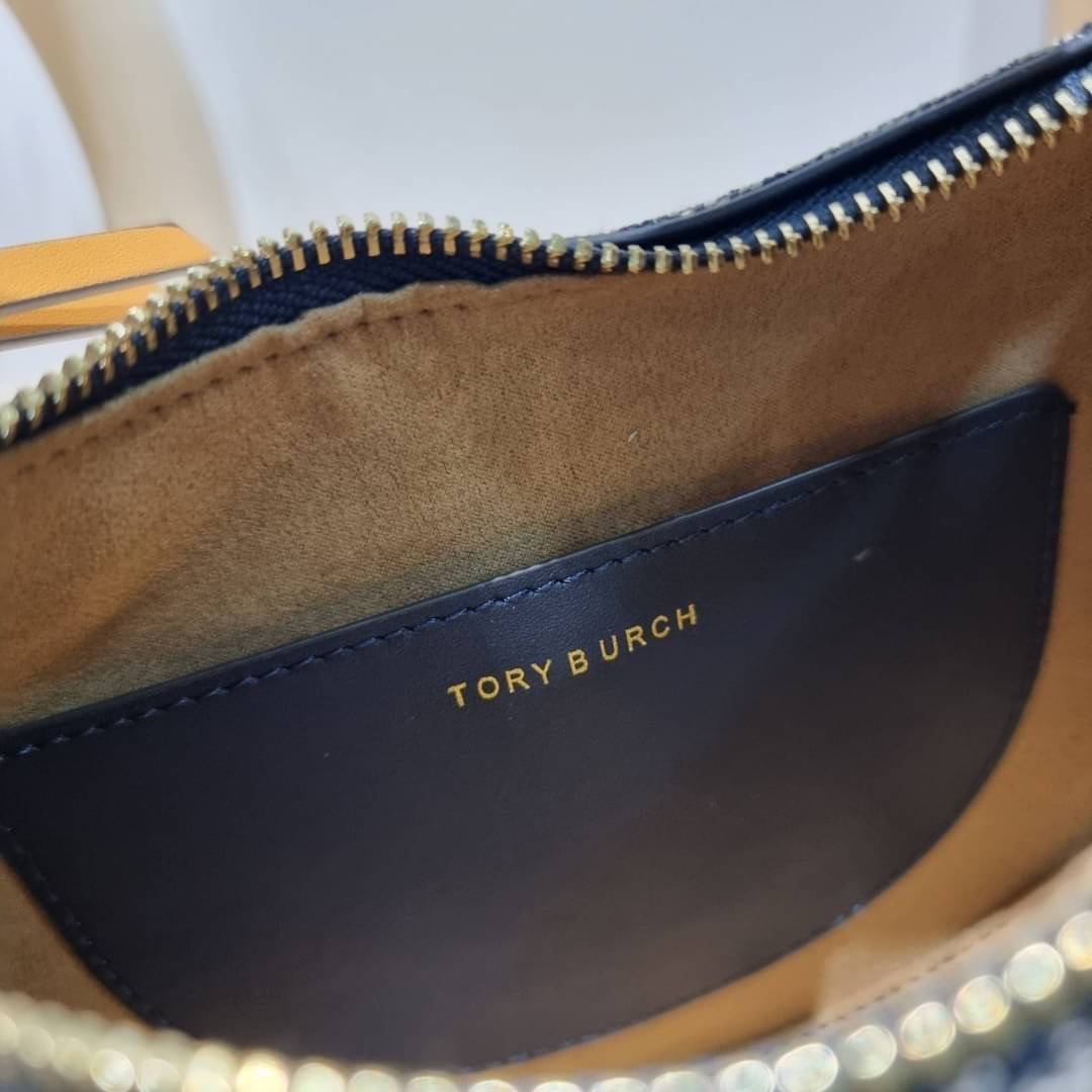 Tory Burch T Monogram Mini Crescent Bag / TORY BURCH T MONOGRAM MINI JACQUARD CRESCENT BAG ร้อนแรงกว่านี้ไม่มีแล้ว กับไอเท็มที่เซเลปรีวิวเยอะมาก!! สาวๆตามหากันไปอีก กระเป๋าทรง half moon ที่ดีไซน์บนผ้า jacquard ลวดลายซิกเนเจอร์ เรียบหรู ผู้ดีมากแม่!