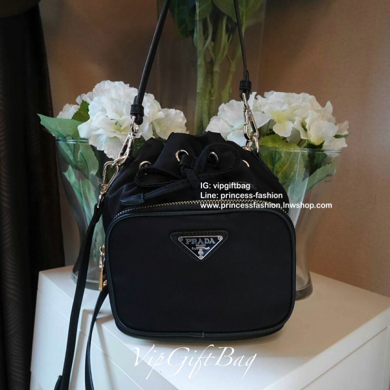 งานมินิน่ารัก🌸🌼 เข้าแล้วคะ งานพรีเมี่ยมกิ้ฟ จากเคาเตอร์ต่างประเทศคะ มาฝาก จากแบรนด์ PRADA #premiumgift ค่า เป็นกระเป๋าผ้า nylon silk #ไซส์มินิ เนื้อหนาซับในอย่างดี จุดเด่นคือ กระเป๋าสามารถ ปรับ ได้ 2 ทรงคือ ผูกเชือกกระเป๋า หรือ ดึงเชือกปรั