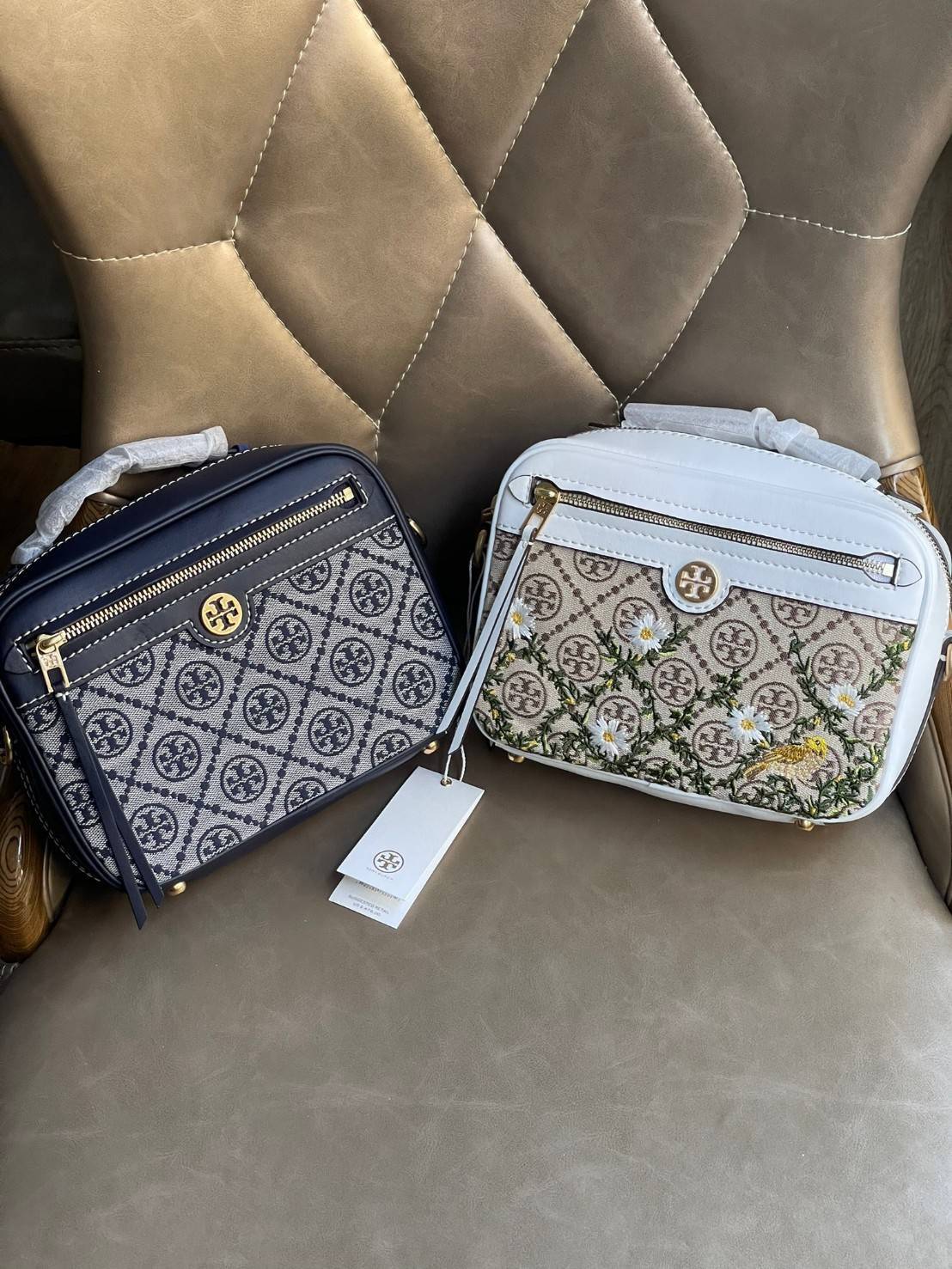 ของแท้ 💯% 】TORY BURCH T MONOGRAM JACQUARD CAMERA BAG การออกแบบที่เรียบง่าย แต่ยังคงความหรูหราเอาไว้ โดดเด่นด้วยลวดลาย T Monogram ซึ่งสามารถบ่งบอกความเป็นตัวตนของแบรนด์ได้อย่างชัดเจน