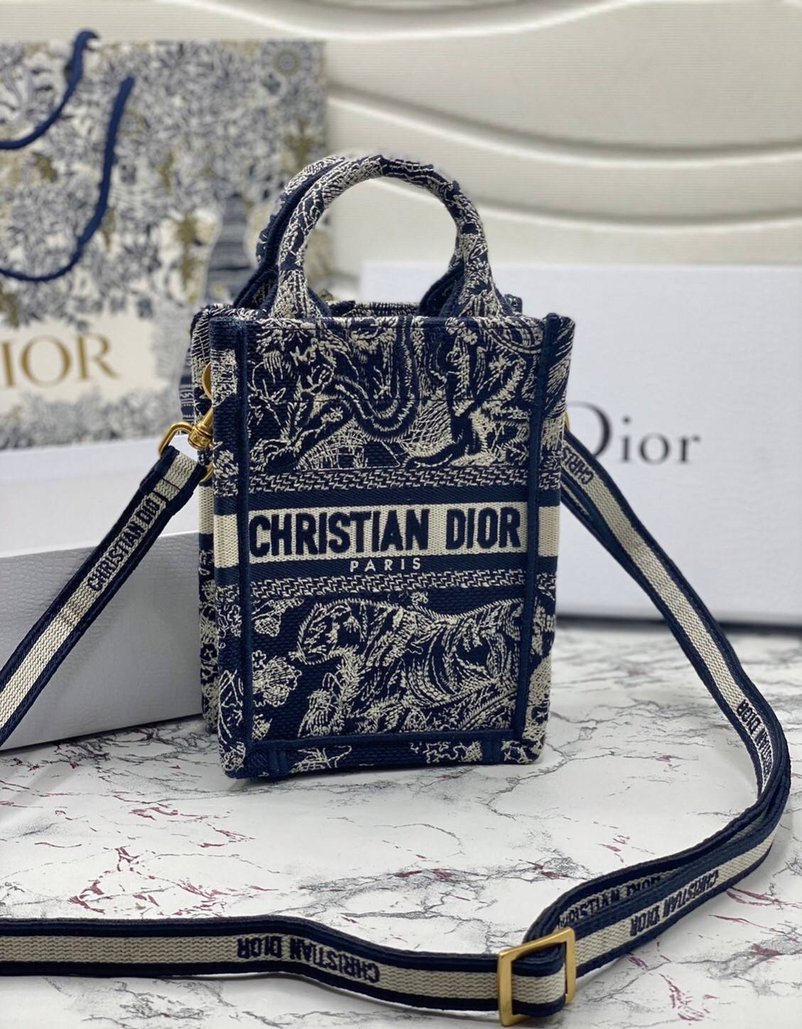 ORI 】Mini Dior Book Tote Phone Bag พร้อมส่งที่ไทย ภาพสินค้าถ่ายจากงานขายจริง ใช้งานต่างประเทศได้ กระเป๋าใบมินิจะใส่โทรศัพท์ได้เช่นเดียวกับของใช้จำเป็นเล็กๆ น้อยๆ ในแต่ละวัน มาพร้อมสายสะพายไหล่แบบปักที่ปรับได้และถอดออกได้ อุปกรณ์เสริมอันทันสมัยนี้สามารถสวม