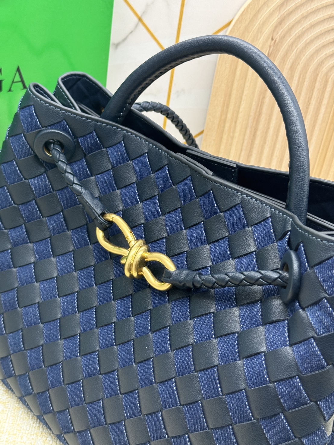 BOTTEGA Medium Andiamo Denim Shoulder Bag 30cm / BOTTEGA Tote Bag กระเป๋าสะพายดีไซส์สาน วัสดุเดนิมคอตตอนรุ่นใหม่ สวยงามเป็นเอกลักษณ์ เกรดออริ 1:1 ใช้งานต่างประเทศได้