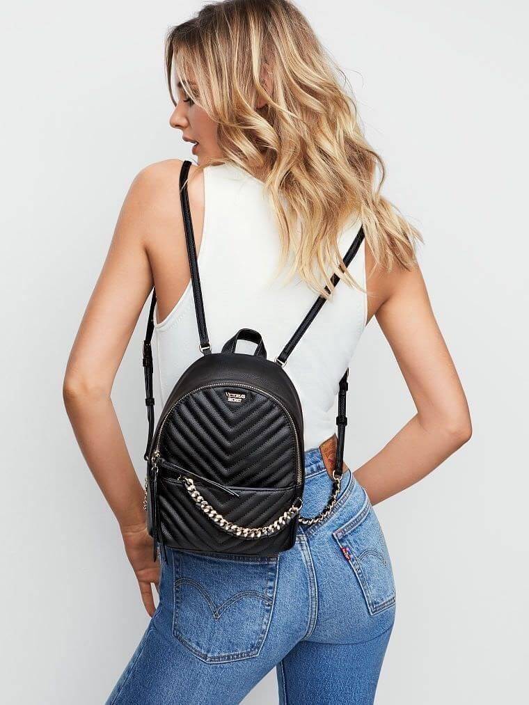 NEW ARRIVAL! VITORIA’S SECRET MINI BACKPACK กระเป๋าเป้ขนาดมินิรุ่นใหม่ล่าสุดวัสดุหนังแกะสังเคราะห์ เดินเส้นลายริ้วสวยดูมีดีเทลเปิดปิดด้วยซิปรอบสะดวกใช้ ด้านหน้ามี1ช่องซิปประดับโลโก้แบรนด์อะไหล่ทองดูหรู ภายในมีกว้างมีโลโก้และช่องซิป น้ำหนักเบา หูจับถนัดมือ