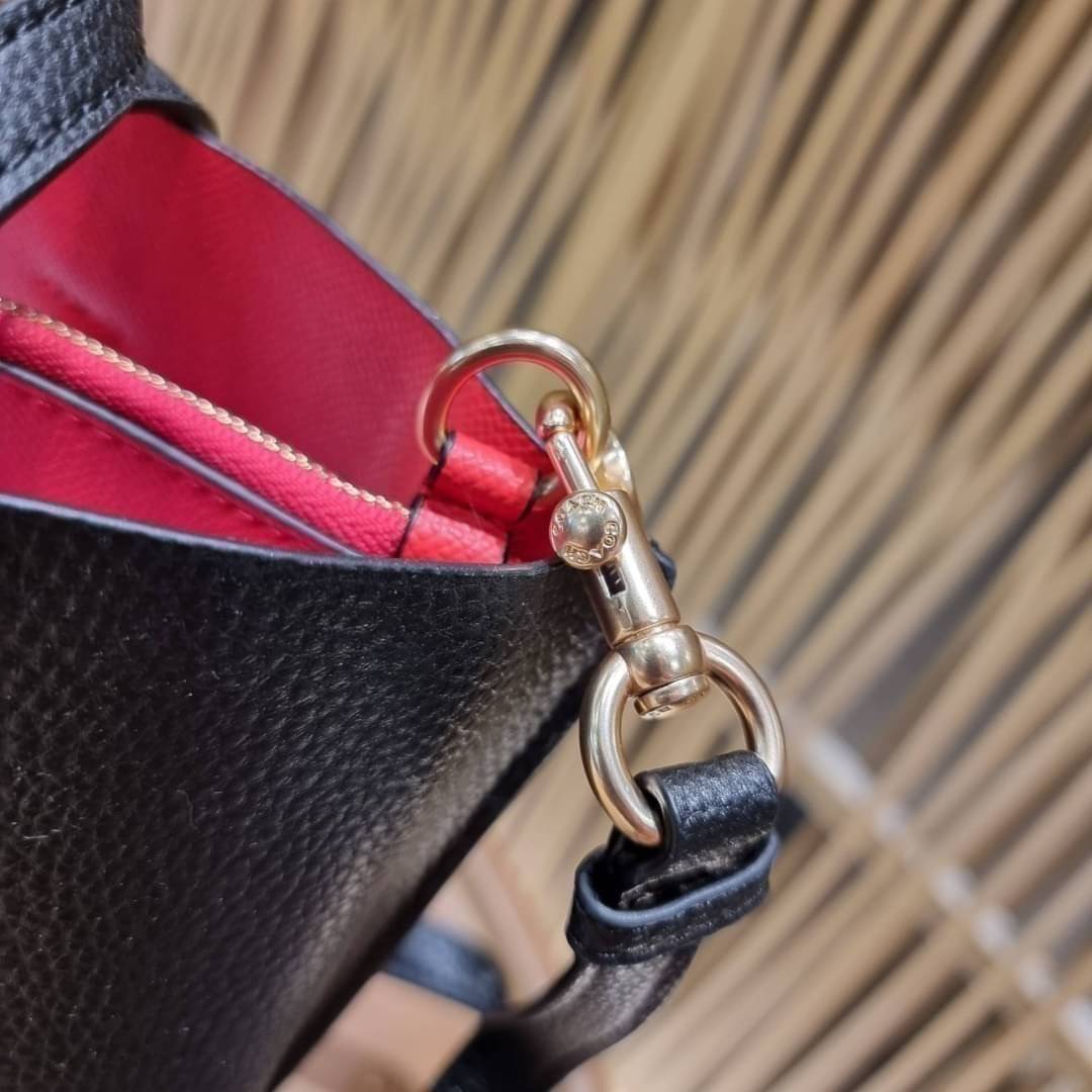 OUTTLET 】COACH MOLLIE TOTE 25 (C4250 C4084) น้องคนสวยอีกหนึ่ง!! กระเป๋าโท้ทไซส์เล็กที่สาวๆหลงรัก ดีไซน์คลาสสิคเหมือนเดิม เพิ่มเติมคือสะดวกขึ้นเยอะ!! ย่อส่วนมาจากใบใหญ่เป๊ะๆ น่ารักน่าใช้มากๆ วัสดุหนัง crossgrain ทนทาน ใช้งานง่าย เรียบหรูดูดีม้าก!! ภายในโล่