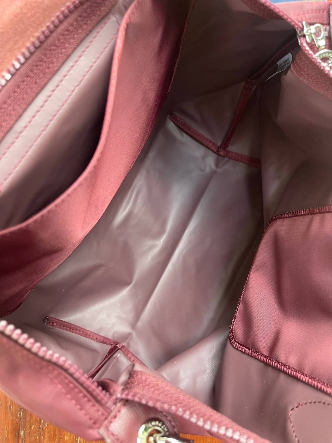 Longchamp LE PLIAGE NÉO TOP HANDLE BAG อีกหนึ่งรุ่นยอดนิยม ที่สาวๆ ต้องมีไว้เก็บไว้สักใบ กระเป๋าโท้ทใบนี้ มาพร้อมกับสีที่มีสไตล์เรียบง่าย มีสายสะพายยาวปรับสั้นยาวได้ช่วยให้คุณสามารถสะพายไหล่ได้อย่างสบาย ในตัวสายปักโลโก้อันเป็นสัญลักษณ์ ในขณะที่ที่ปิดแบบซิ