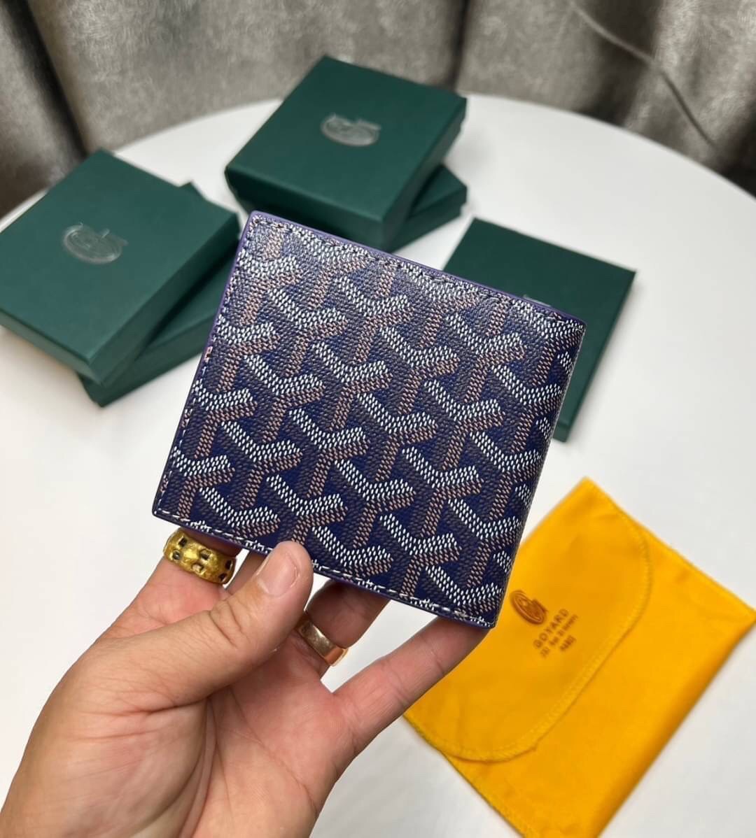 GOYARD WALLET / GOYARD Victoire Bifold Wallet พร้อมส่งที่ไทย เกรดเทพออริจินอล หนังเกรดดีสุด กระเป๋าสตางค์ผู้ชายใบสั้น พร้อมกล่องเขียวแบรนด์สวยหรู อีกรุ่นที่ยอดขายไม่เคยตก ภาพสินค้าถ่ายจากงานขายจริง ใช้งานต่างประเทศได้เลยค่ะ