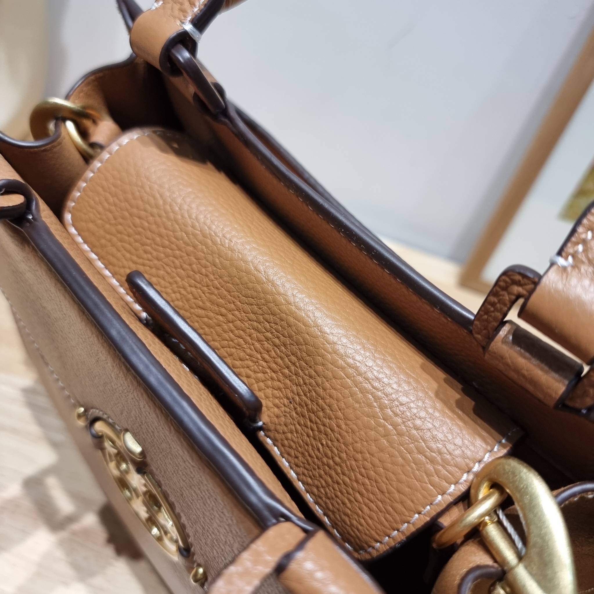 TORY BURCH MILLER TOP HANDLE SATCHEL ใหม่ล่าสุด กับกระเป๋าสะพายรุ่นยอดนิยม ที่มาในดีไซน์ top handle ให้สะดวกใช้ได้มากขึ้นด้วยหูจับในตัว โดดเด่นด้วยโลโก้สีทอง