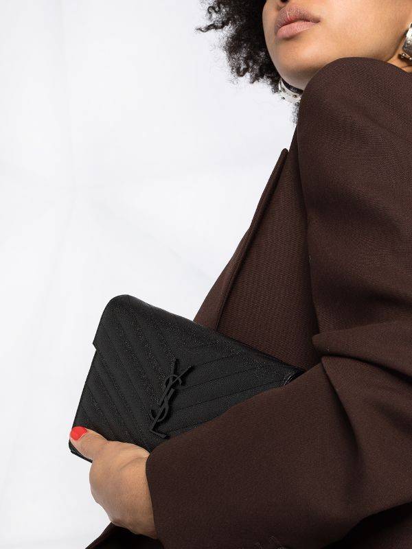 ไม่เคยผิดหวังจริงๆ!! กับรุ่นที่สาวๆรู้กัน Yves Saint laurent clutch bag with chain กระเป๋าสะพายทรง woc สุดฮอต ดีไซน์เรียบหรู โดดเด่นด้วยโลโก้ด้านหน้า เพิ่มดีเทลความผู้ดี วัสดุหนัง pepble ทนทาน ใช้งานง่ายเพียงแค่เปิด-ปิดด้วยกระดุมแม่เหล็ก ภายในแบ่งสัดส่วนไ