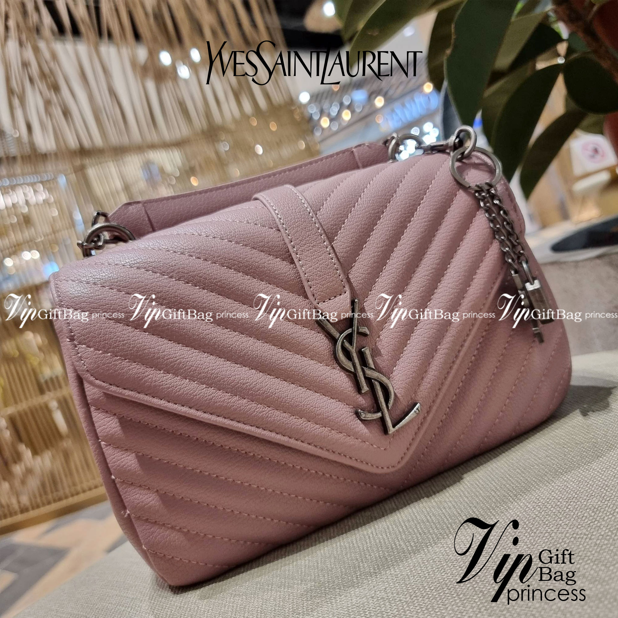 Yves Saint laurent crossbody boutique vip bag กระเป๋าสะพายไหล่ ดีไซน์ทรงสวยหรู พิเศษ แถมฟรี พวงกุญแจห้อยโลโก้ ดูแพงไปหมดจริงๆไอเท็มนี้ วัสดุหนังสังเคราะห์ลายคาร์เวีย เปิด-ปิดด้วยกระดุมแม่เหล็ก ภายในโล่งกว้าง แบ่งสัดส่วนไว้อย่างดี มาพร้อมหูจับในตัว และสายส
