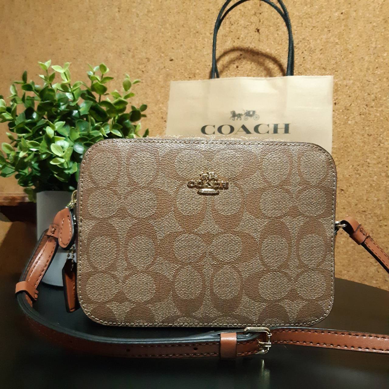 COACH 91677 MINI CAMERA BAG IN SIGNATURE CANVAS ขายดีที่สุด!! กระเป๋าสะพายข้างไซส์มินิ คลาสสิคอยู่ทรง อะไหล่ทองตัดดูหรู วัสดุหนังแคนวาสเคลือบลาย เปิด-ปิดด้วยซิป สายสะพายปรับได้ตามตัว ใบนี้แมทช์ได้ทุกลุค ใช้เป็น everyday bag ได้สบายๆเลยจ้า