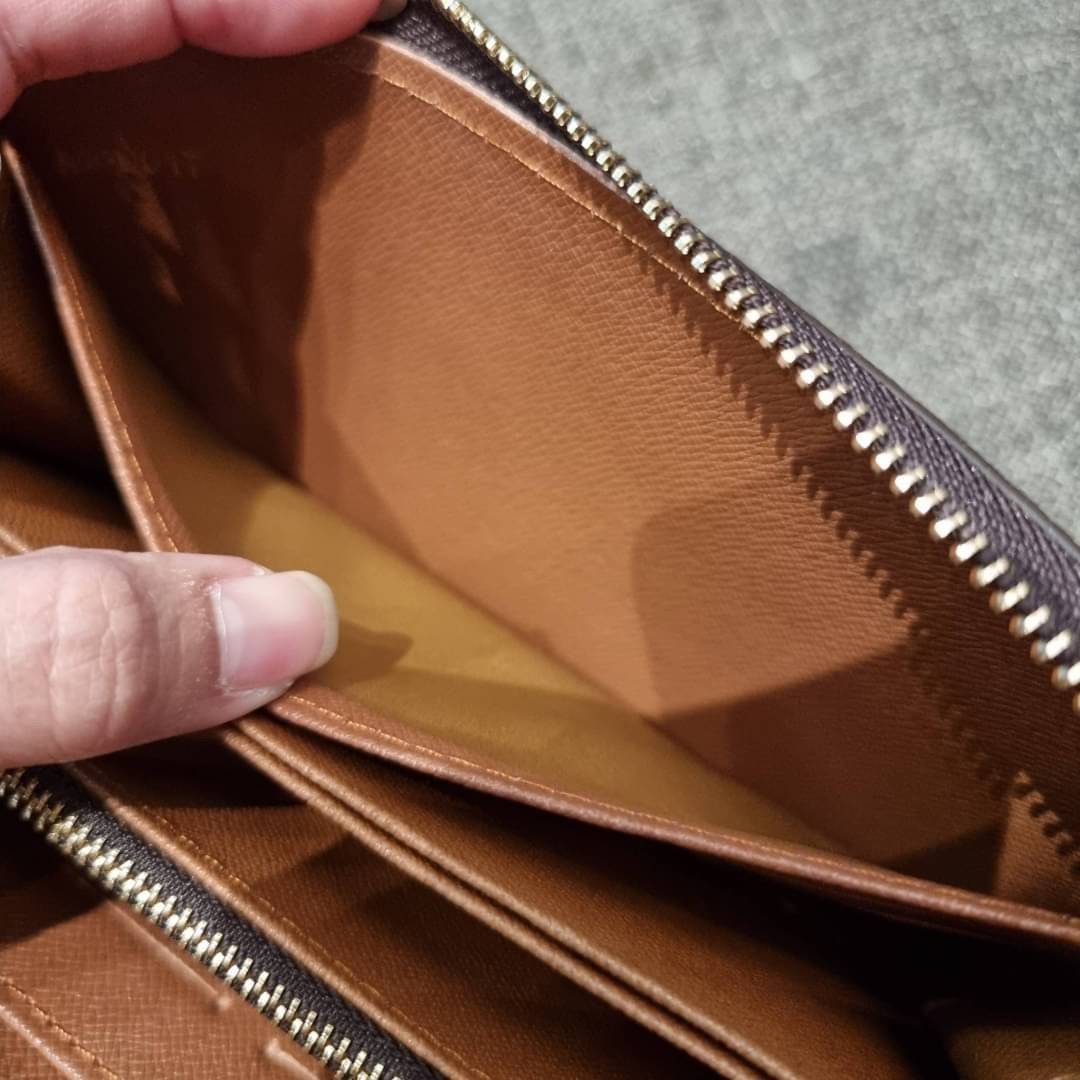 1ซิป LV long wallet ไอเท็มสุดฮิต ติดทุกกระแส แรงไม่เคยตก รุ่น unisex ที่จะหนุ่มๆสาวๆ ก็เลิฟได้หมด!! ใบยาวขนาดกำลังเหมาะมือ ถือแล้วขับผิวทุกสี วัสดุหนังแคนวาส ทนทาน เปิด-ปิดด้วยซิปรอบ ภายในมีช่องใส่บัตรเยอะ แบ่งสัดส่วนสวย ใส่ธนบัตรได้เน้นๆ ใส่เงินไปเลยจ้าห