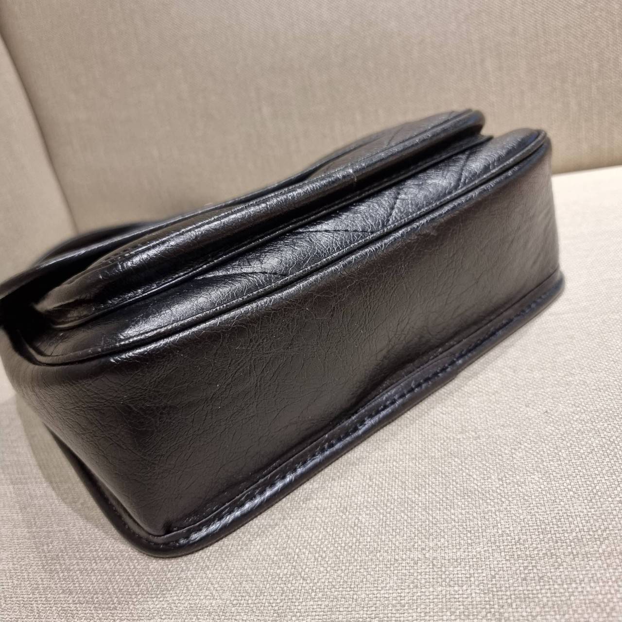 VIP 】หนังแท้ Yves Saint laurent shoulder bag กระเป๋าสะพายทรงคลาสสิค สุดฮอต ดีไซน์เรียบหรู วัสดุหนังแท้ขัดเงา สวย!! ใช้งานง่ายเพียงแค่เปิ-ปิดด้วยกระดุมแม่เหล็ก ภายในโล่งกว้าง จุของได้เลยสบายๆ กระเป๋าสตางค์ใบยาว มือถือ เครื่องสำอางค์ พาวเวอร์แบงค์ หรือจะ ga