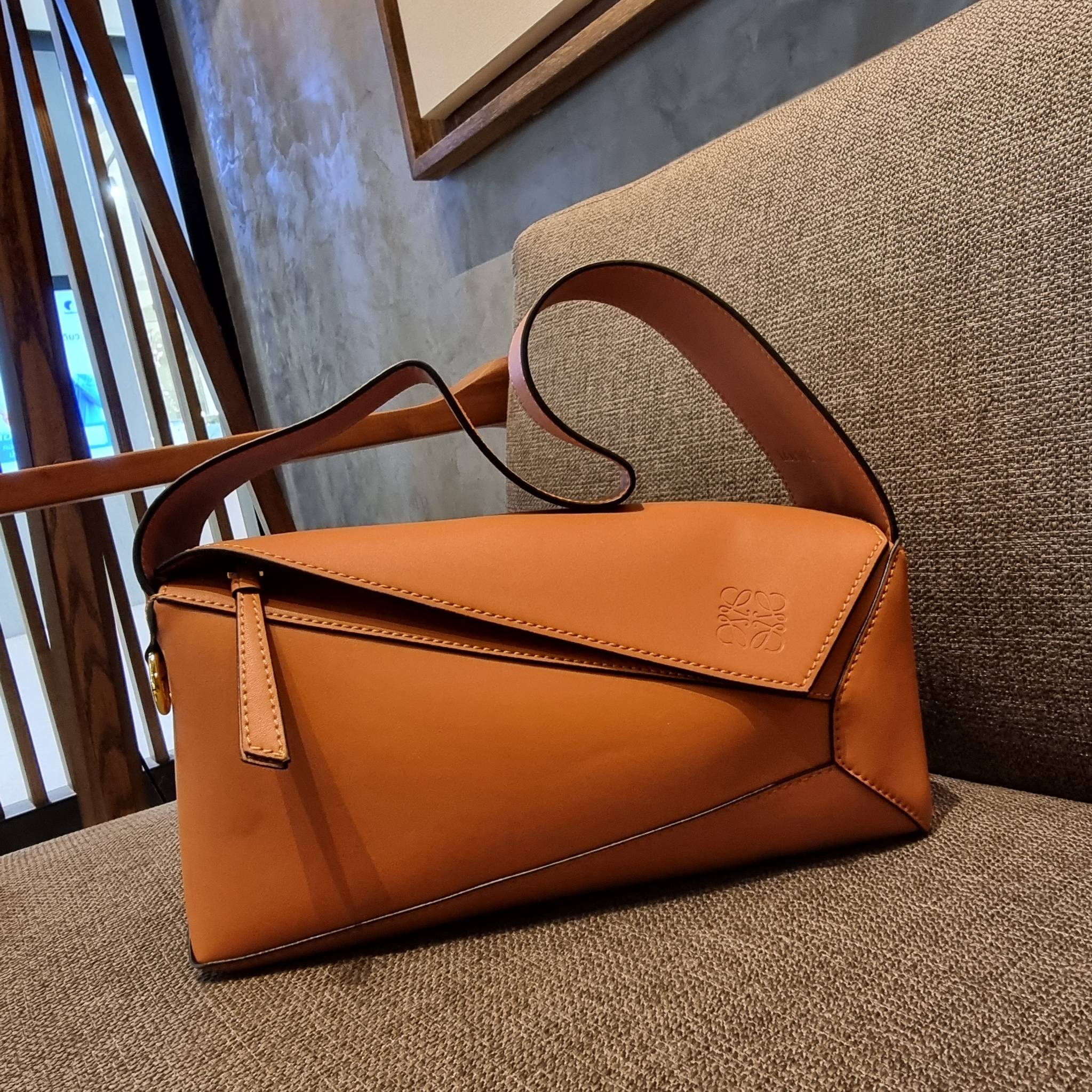 LOEWE PUZZLE HOBO BAG ใหม่ล่าสุด กับแบรนด์ที่มีดีไซน์โดดเด่นเป็นเอกลักษณ์ สวยหรูทุกรุ่นจริงๆ!! กระเป๋าสะพายโฮโบ ทรงสวย สไตล์พัซเซิลคลาสสิค วัสดุหนังวัวฟอกสี นิ่มมือ ฟินมาก!! เปิดใช้งานด้วยซิป ที่ภายในโล่งกว้าง ใส่ของสำคัญได้ครบไม่มีพลาด แบบสบายๆ มาพร้อมสา