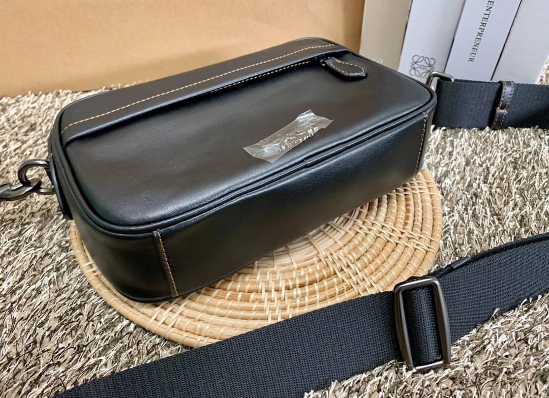 3สีเข้าใหม่งานคุณภาพอีกแล้วคับท่านน ทั้งสี ทั้งหนังสวยมากๆค่าา!! COACH GRAHAM CROSSBODY BAG ((39946)) พร้อมส่ง! กระเป๋าสะพายแบบครอสบอดี้ร์ ใช้ได้ทั้งชาย//หญิง หนังแท้อย่างดี เรียบหรูค่ะ ด้านหน้ามีช่องซิปซ่อนให้หนึ่งช่อง ช่องซิปหลักกว้าง ใส่ของจำเป็นได้ครบ