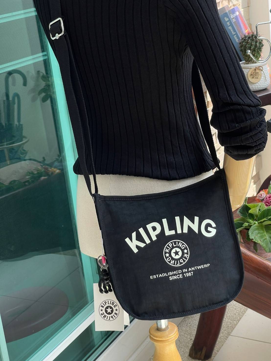 Kipling Patsy M Crossbody คอลเลคชั่นใหม่ล่าสุด ที่ไม่เน้นลวดลายและสีสัน แต่เน้นรูปแบบการใช้งานที่ง่ายแสนง่ายไม่ซับซ้อน ขนาดกำลังดี สามารถใส่ของที่จำเป็นได้ ไม่ว่าจะเป็นโทรศัพท์มือถือหรือกระเป๋าสตางค์ น้ำหนักเบา ด้านในของกระเป๋ายังแบ่งช่องเป็นระเบียบ พกพาไ