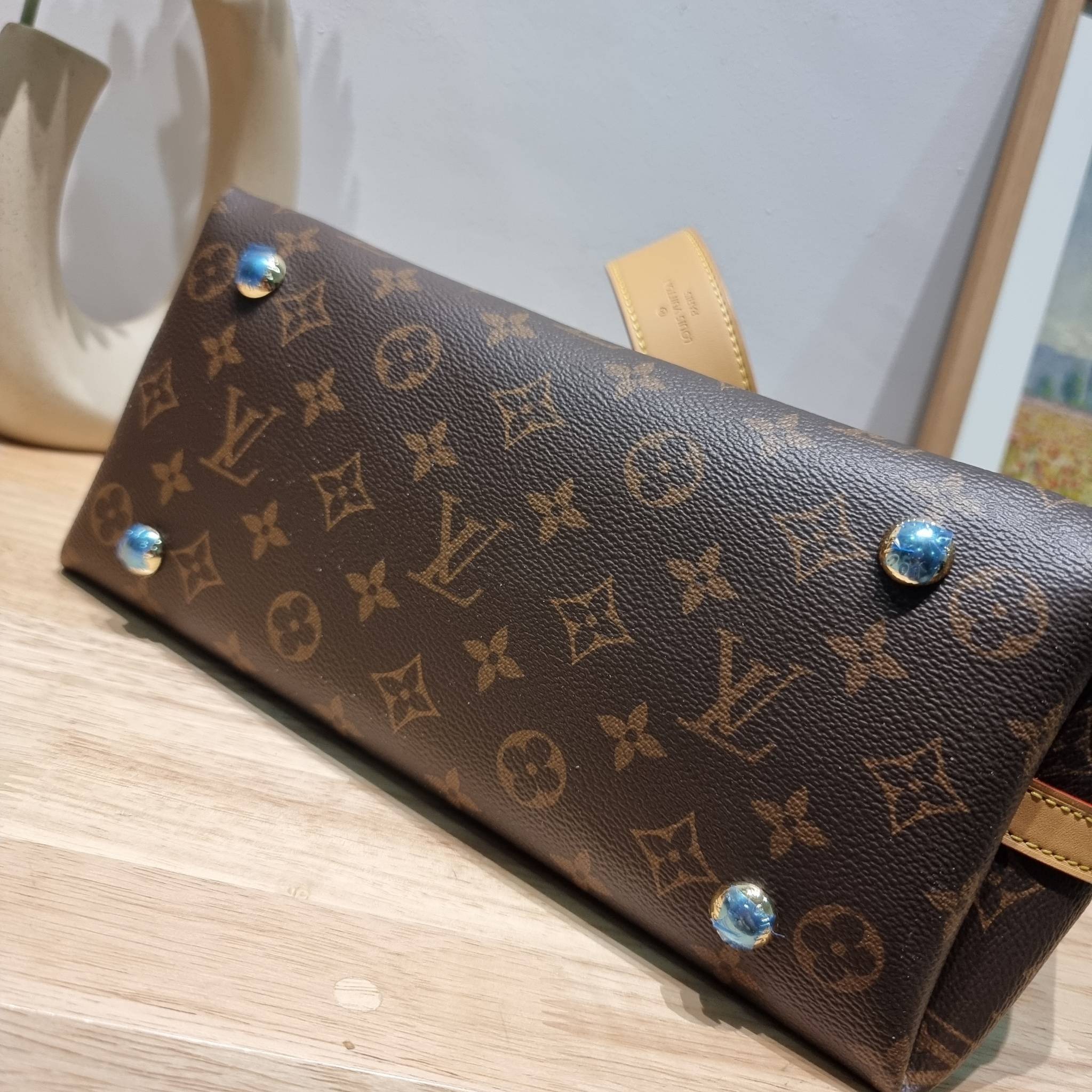 LV CARRYALL PM รุ่นลิมิเต็ดที่สาวๆตามหา กระเป๋าสะพายไหล่ทรงสวย ดีไซน์เรียบง่ายคลาสสิค หรู ดูผู้ดี รูปทรงใช้งานง่าย มาพร้อมใบลูก ไว้เก็บของจุกจิก วัสดุหนังแคนวาส ปากกระเป๋ามีสายหนังผูกกันของหล่นได้และยังมีกระดุมแม่เหล็กอีกด้วย สายสะพายถอดปรับได้ ภายในโล่งก