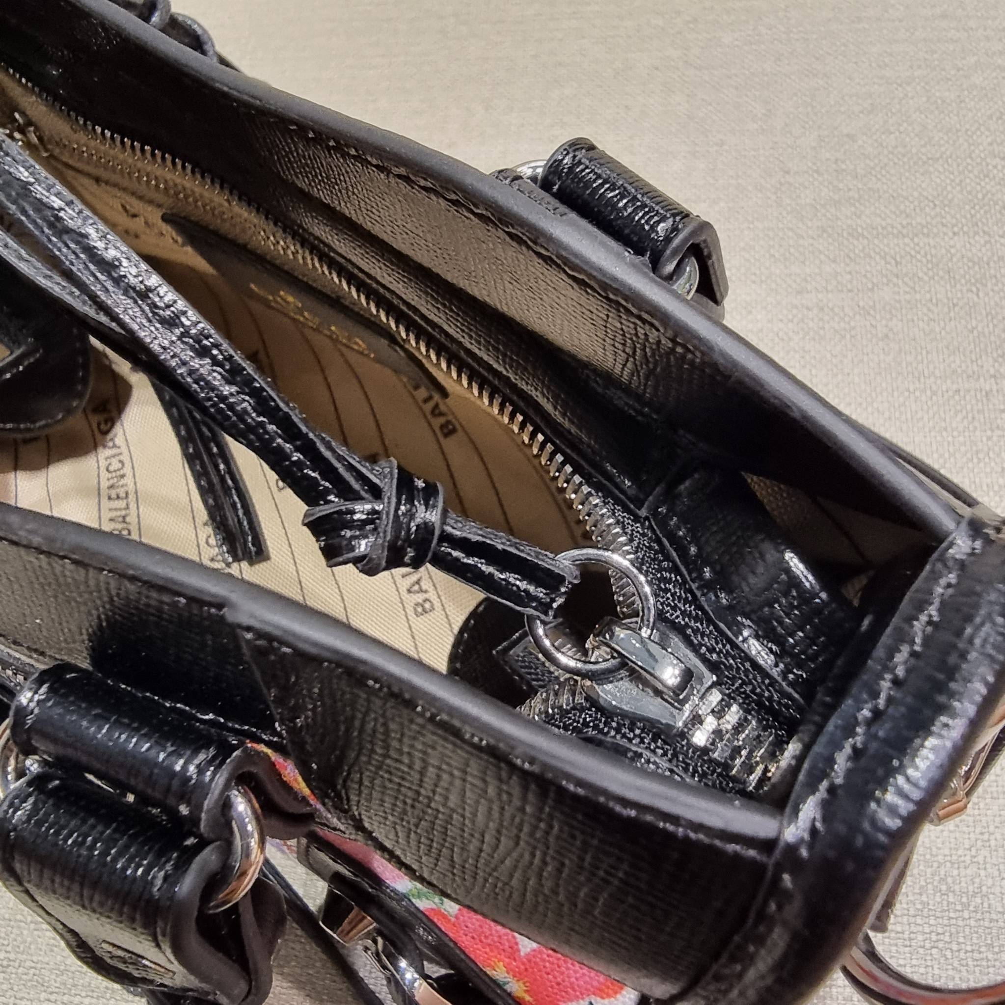 ไซส์ใหม่ กับรุ่นคอลแลบอีกหนึ่ง ที่ฮอตติดลมไม่เลิก!! Gucci×Balenciaga neo floral small bag กระเป๋าถือ/สะพายข้างที่โดดเด่นในสไตล์ที่ไม่ซ้ำ ไม่เกร่อ ดีไซน์มีกิมมิคและลูกเล่นแพรวพราว ทั้งหนังรูดซิป ทั้งหูจับ ทั้งความตกแต่ง มีดีเทลอัพราคาไปหมด วัสดุผ้าแคนวาสตั