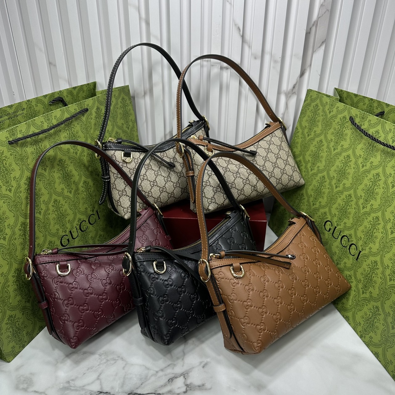 ORI หนังแท้ | Gucci GG Emblem small shoulder bag กระเป๋าสะพายทรงพอช ถือ/คล้องไหล่เก๋ๆหรือสะพายข้างได้ ทรงสวยคลาสสิค มีอะไหล่ห่วงสำหรับห้อยพวงกุญแจได้ เป็นไอเท็มต้องมีและยกเป็น everyday bag ได้เลย