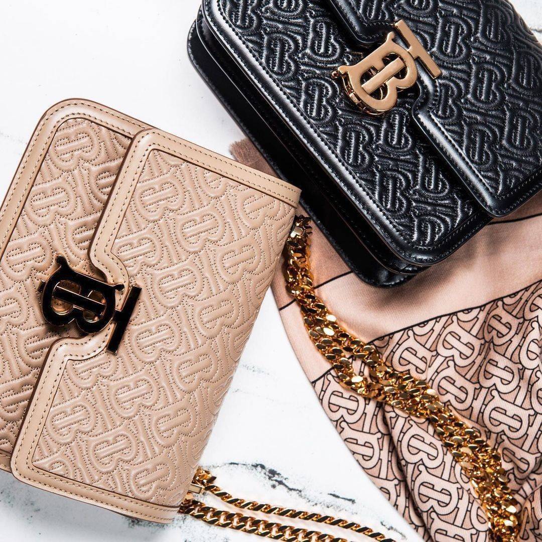 พรีเมี่ยมกิ๊ฟแท้ 100% 】BURBERRY FRAGRANCES LEATHER CROSSBODY BAG VIP GIFT WITH PURCHASE (GWP) กระเป๋าสะพายพรีเมี่ยมกิ๊ฟรุ่นใหม่ล่าสุด Limited จาก BURBERRY Perfume DutyFree หนังขึ้นลายแบรนด์โมโนเเกรมคอลเลคชั่นใหม่ทรงเหลี่ยมสวยหรูสุดๆ