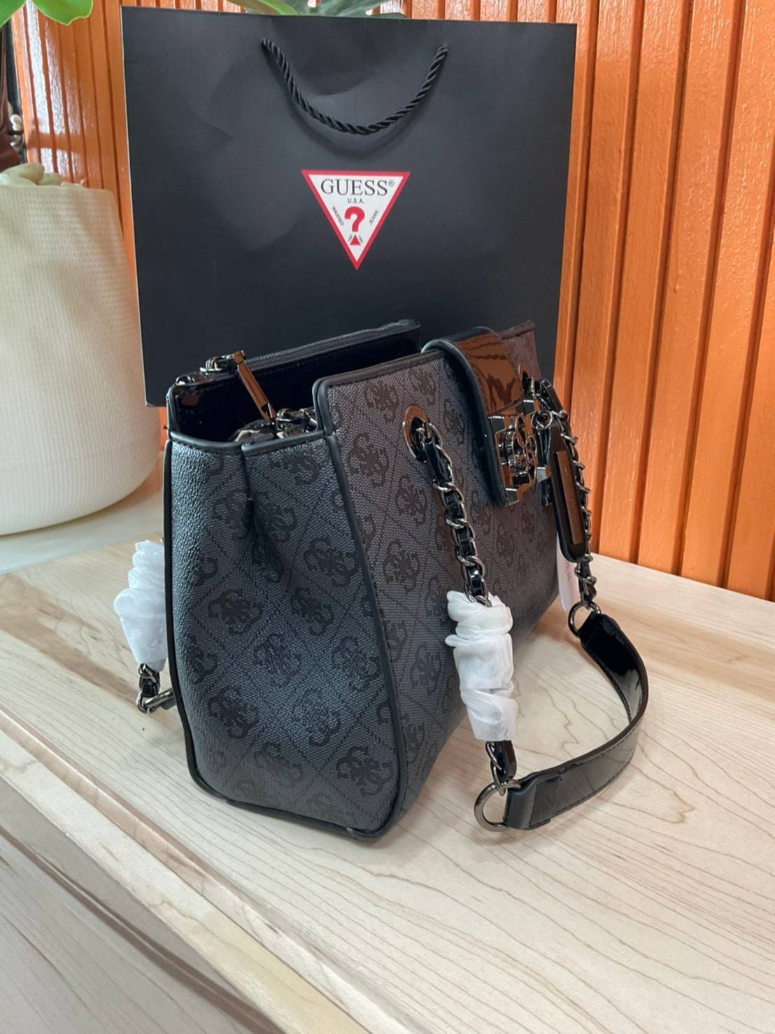 กระเป๋าสะพายไหล่ Guess Logo City Small Society Satchel กระเป๋าสะพายไหล่ ขนาดกำลังดี วัสดุ pu สวยอยู่ทรง มาพร้อมพวงกุญแจน่ารักๆ ถอดออกได้ ด้านหน้าประดับโลโก้แบรนด์ เปิดปิดด้วยซิป มี 2 ช่องหลักใช้งาน ภายในช่องซิปหน้าแยกเป็นสัดส่วนการใช้งาน ซิปช่อง 2 โล่งกว้