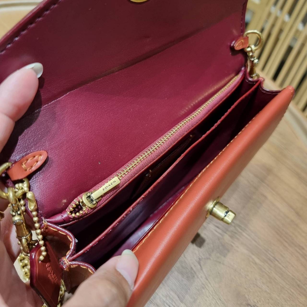 COACH C0838 ASTER CROSSBODY IN SIGNATURE CANVAS คอลเลคชั่นใหม่ล่าสุด กระเป๋าสะพายสวยอยู่ทรง ดีไซน์ไม่ซ้ำใคร จะสายคุณหนู สายถ่ายรูป ได้ใบนี้ไปยังไงก็ปังเว่อร์!! วัสดุหนังแคนวาสเคลือบลายสลับหนังแท้ เปิด-ปิดด้วยตัวบิดล็อค ชั้นในมีฝากระดุมปิดช่องย่อยอีกช่อง แ