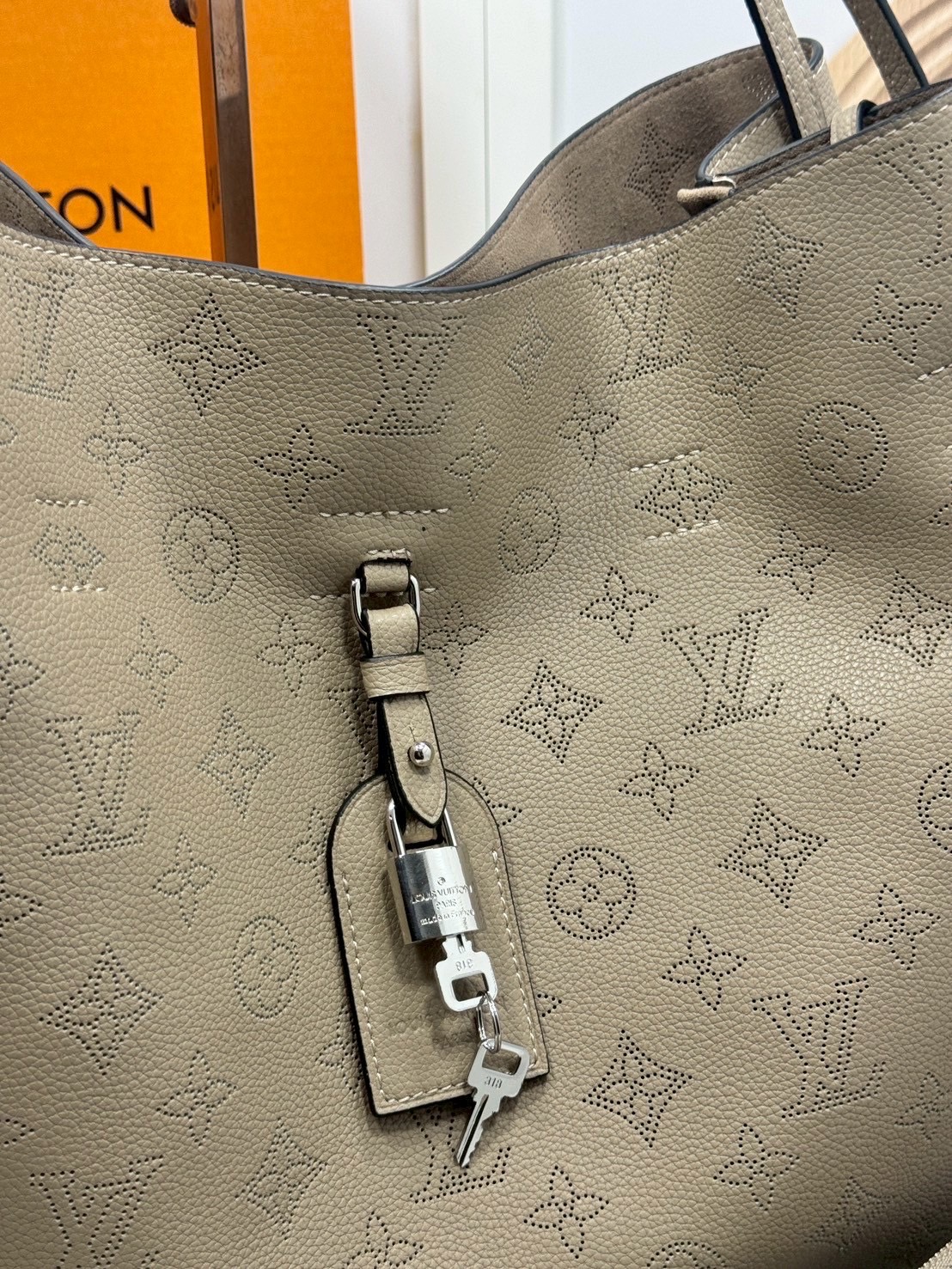 ORI หนังแท้ | LV Boundless Bag กระเป๋าสะพายทรงโท้ทใบใหญ่ ฉลุลายโมโนแกรมเต็มใบ สวยสุดคลาสสิก โทนสีเรียบง่ายใช้งานง่าย หรูหรามีระดับเหนือกาลเวลา