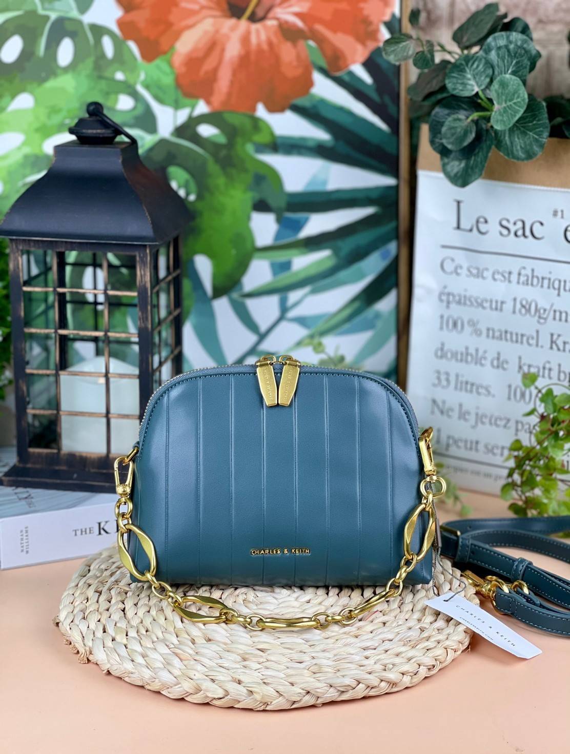 CHARLES & KEITH CHAIN HANDLE PANELLED CROSSBODY BAG กระเป๋าถือ/สะพายข้างทรงสวย วัสดุหนังเรียบแต่งดีไซน์ให้แปลกใหม่โดดเด่น โดยการปั๊มตัวกระเป๋า มีสายโซ่เพิ่มความสง่างามสามารถถือคล้องแขนหรือสะพายไหล่เก๋ๆได้ และยังมีสายสะพายยาวแบบหนังถอดและปรับสายได้อีก 1 เส