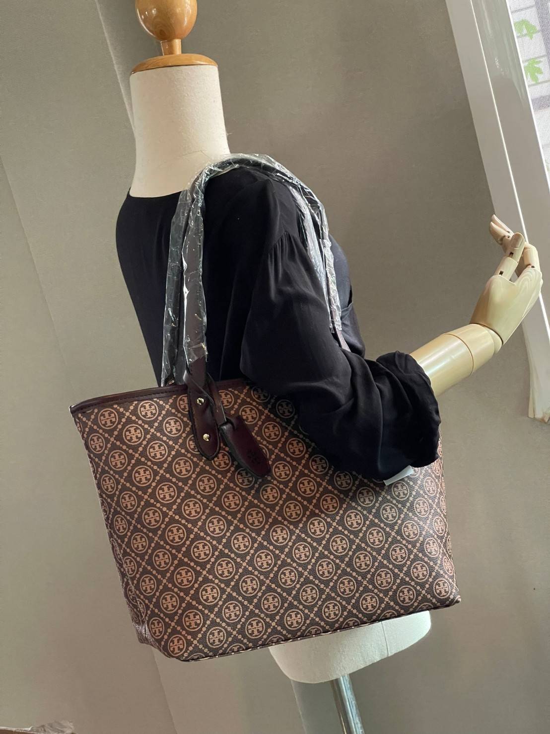 OUTLET 】Tory burch T Monograme Large shopping bag กระเป๋าสะพายใบไหล่ใบใหญ่ โดยตัวกระเป๋าทำมาจากผ้าแคนวาสเคลือบผิวด้านทนต่อรอยขีดข่วนได้เป็นอย่างดี ขนาดที่ใหญ่สามารถใส่ได้ทั้งเอกสารและสัมภาระต่างๆ พร้อมด้วยซิปปิดกระเป๋าด้านบนจึงเป็นอีกรุ่นที่เหมาะกับสาวออฟ