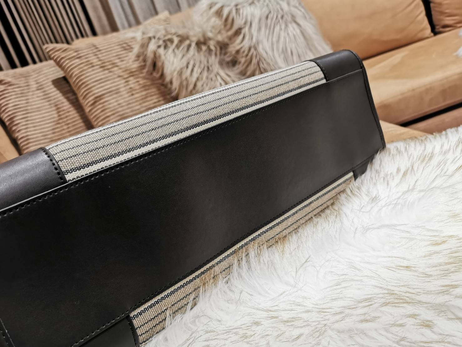 CELINE LARGE TOTE BAG VIP GIFT WITH PURCHASE (GWP) กระเป๋าพรีเมี่ยมกิ๊ฟ Limited จาก CELINE HAUTE PARFUME DUTYFREE COUNTER วัสดุ CANVAS ตัดหนังในดีไซน์ Casual สวยหรูสุดคลาสสิคใบใหญ่กำลังดีใส่สัมภาระได้เยอะ เปิดปิดด้วยกระดุม ภายในโล่งกว้าง มีช่องซิปและช่องใ