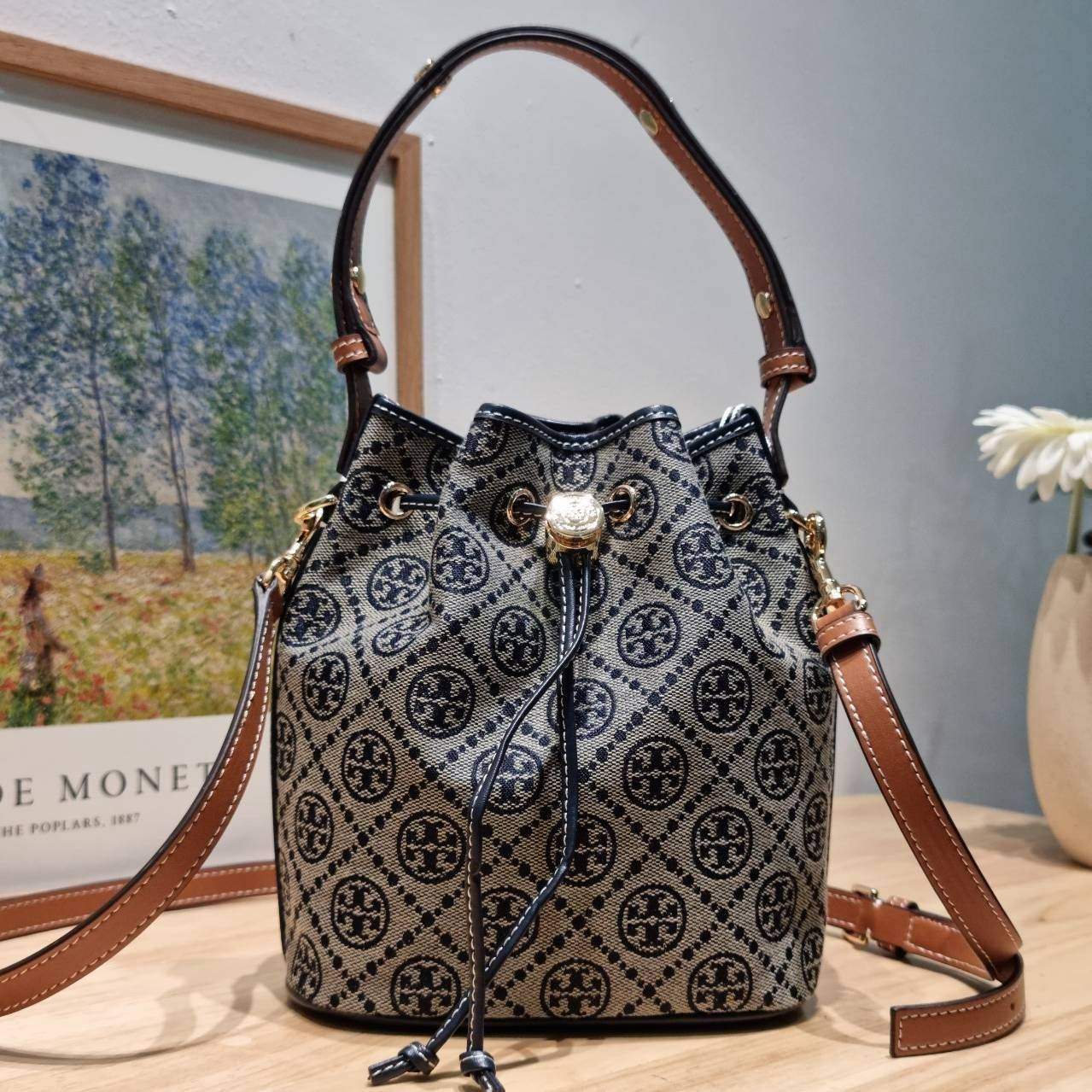 TOP ORI หนังแท้ | เกรดดีสุด TORY BURCH T MONOGRAM BUCKET BAG (ดีไซน์ใหม่) ใหม่ล่าสุดได้สวยก่อนใคร กับกระเป๋าบัคเก็ตยอดฮิต ที่มาในดีไซน์ใหม่ สายคล้องในตัวสามารถปรับได้ รูปทรงและลวดลายสวยชัดคลาสสิค