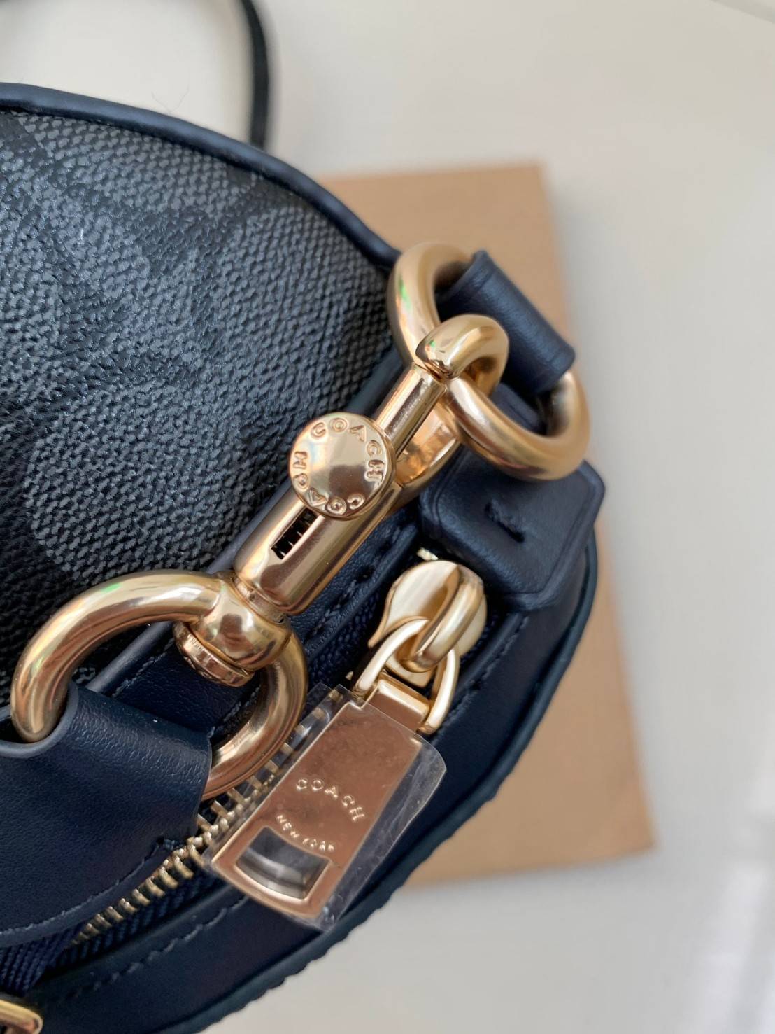 COACH BELT BAG ((39937)) กลับมาอีกครั้ง สวยเหมือนเดิมค่ะ😘 กระเป๋าคาดอก//คาดเอว หนังแท้นิ่ม สวยงามค่ะ ด้านหน้ามีช่องซิป ใส่กระเป๋าเงินใบกลางได้;มือถือได้ทุกรุ่น;พาสปอร์ตได้ค่ะ ด้านหลังมีช่องซิปให้อีกช่องใส่ของจุกจิก สายคาดเลื่อนปรับได้ฟรีไซด์ตามขนา