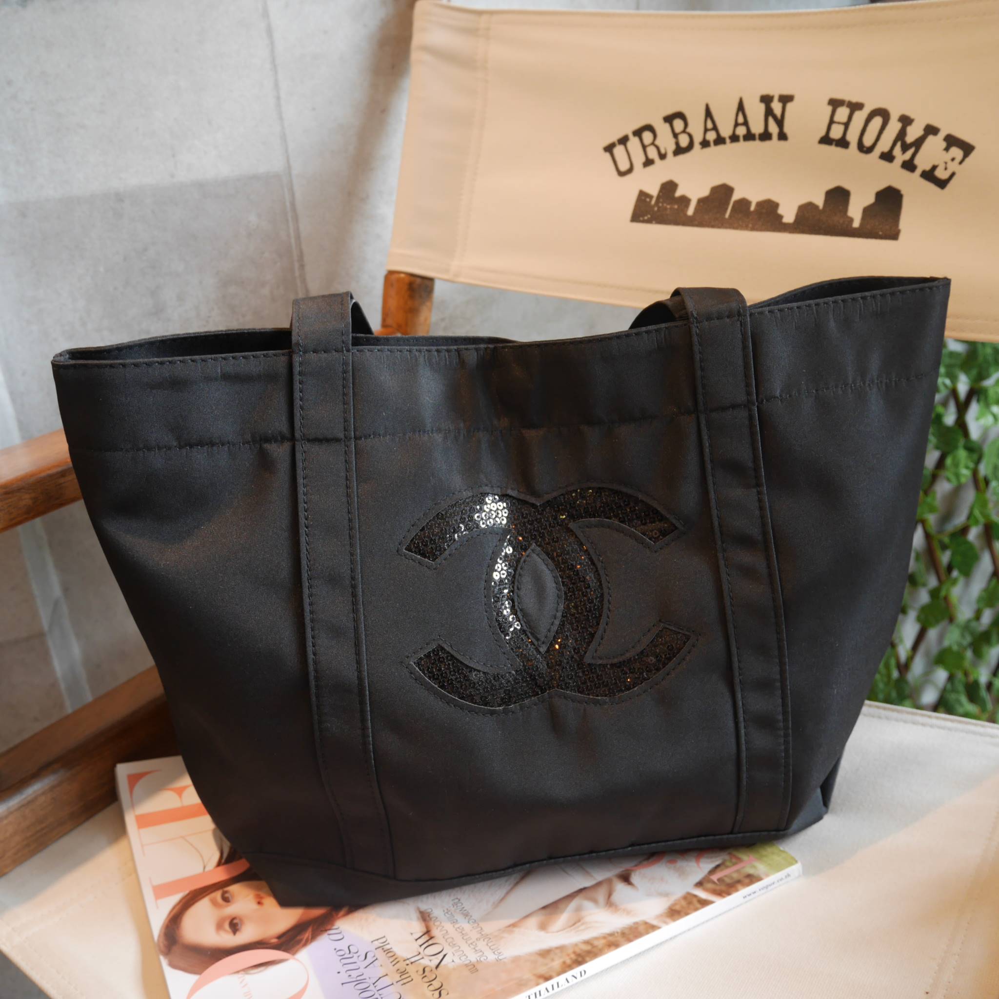 Must Have! Chanel Satin Shopping Bag กระเป๋าสะพายทรง Shopping Bag พรีเมี่ยมกิ้ฟ Limited Edition ของแท้ 100% นำเข้าจาก Chanel Perfume Counter ใบใหญ่วัสดุ SATIN ประดับคริสตัลสีดำโลโก้ CC สุดคลาสสิค ซับใน Polyester 100% เปิดปิดด้วยกระดุมแม่เหล็ก น้ำหนักเบา จ