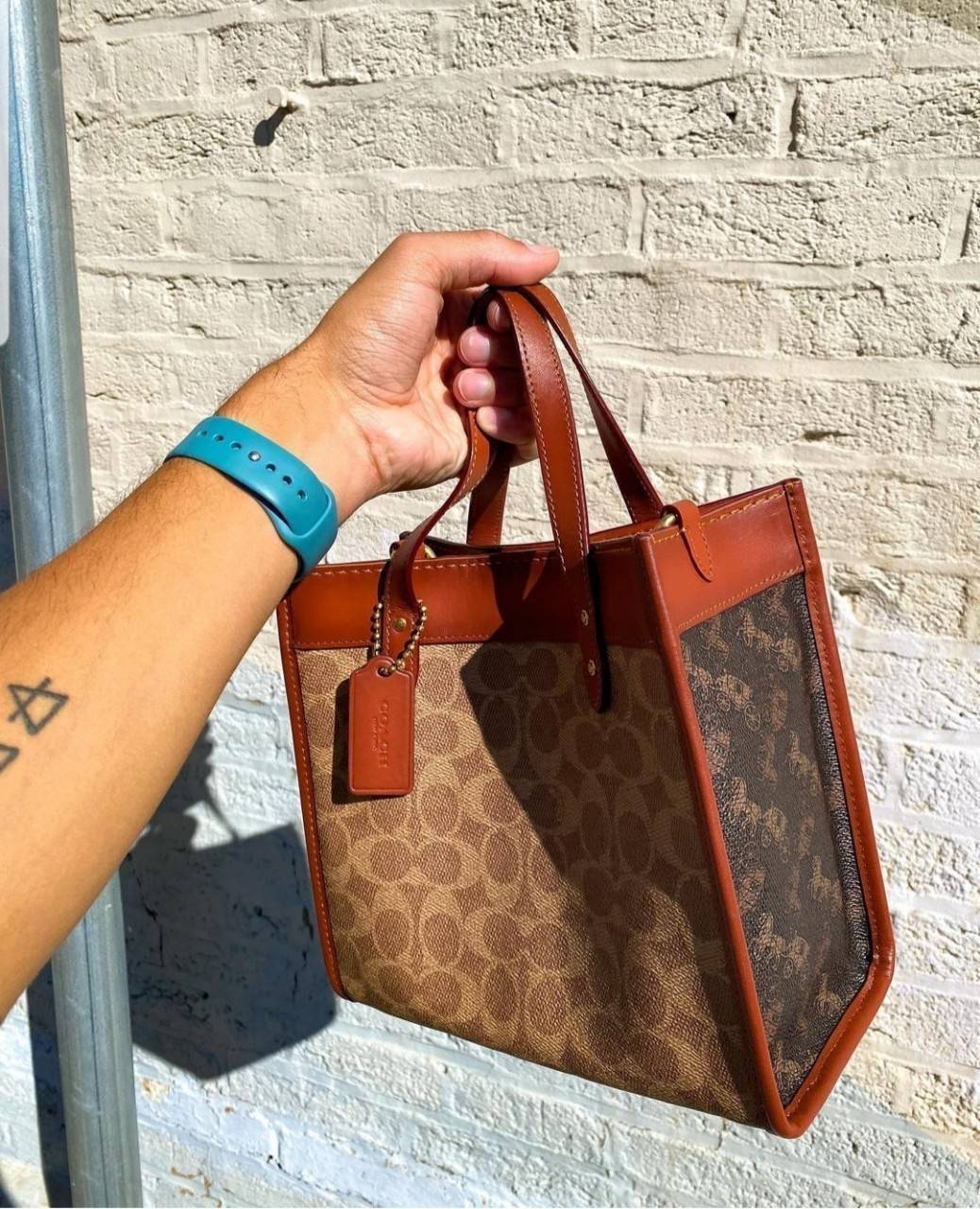 COACH FIELD TOTE 22 WITH HORSE AND CARRIAGE PRINT (C3866)ðāļāļĢāļ°āđāļāđāļēāļāļ·āļ āļāļĢāļ°āđāļāđāļēāļŠāļ°āļāļēāļĒ Unisex āļāļĢāļ TOTE āļŠāļļāļāļŪāļīāļ āļāļĩāđāļŪāļīāļāļāļąāļāļĄāļēāļāļāļąāđāļāļāļēāļĒāđāļĨāļ°āļŦāļāļīāļ// āļ§āļąāļŠāļāļļāļŦāļāļąāļāđāļāļāļ§āļēāļŠāļāļļāļāļ āļēāļ āļāļŠāļĄāļŦāļāļąāļāđāļāđāļāļĒāđāļēāļāļāļĩ āļāļĒāļđāđāļāļĢāļ āļŠāļļāļāļŠāļ§āļĒ āđāļāļāđāļāđāļāļāđāļ§āļĒāļĨāļēāļĒ C Signature āļāļĩāđāđāļāđāļāđāļāļāļĨāļąāļāļĐāļāđ// āļāđāļēāļāđāļāđāļĨāđāļāļāļ§