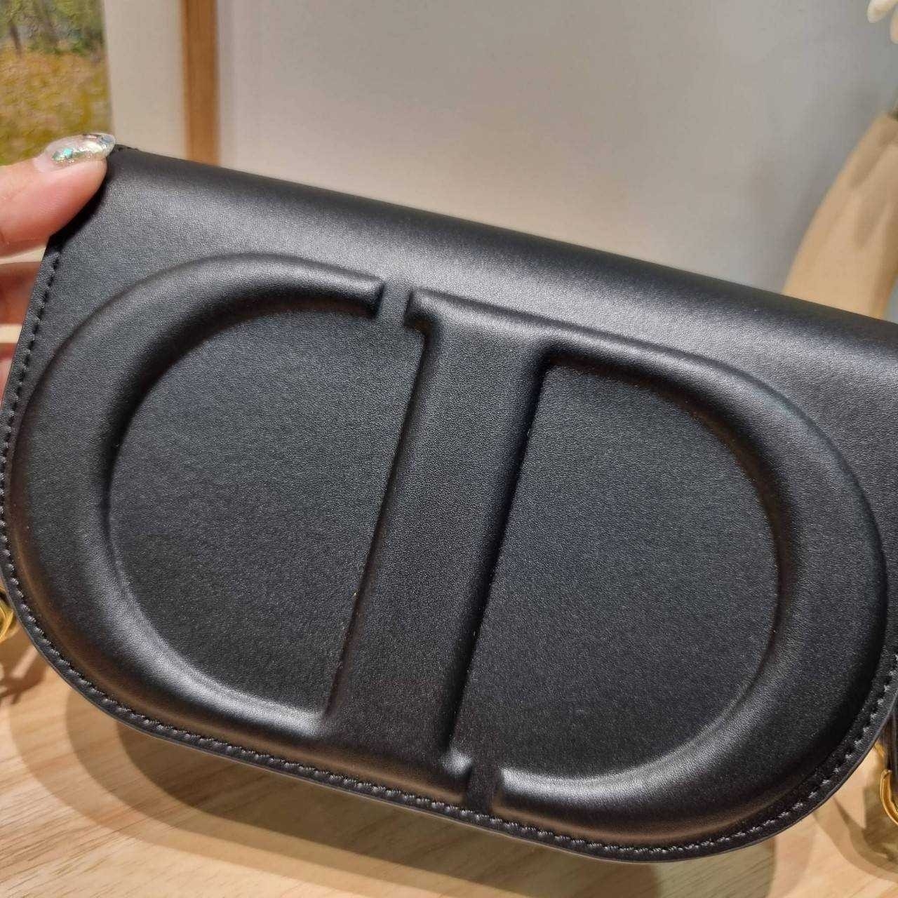 CD SIGNATURE BAG WITH STRAP กระเป๋าสะพายซิกเนเจอร์ ไอเท็มมาแรง ที่สวยแซ่บไม่มีไม่ได้เลย เกรดออริ 1:1 ใช้งานต่างประเทศได้