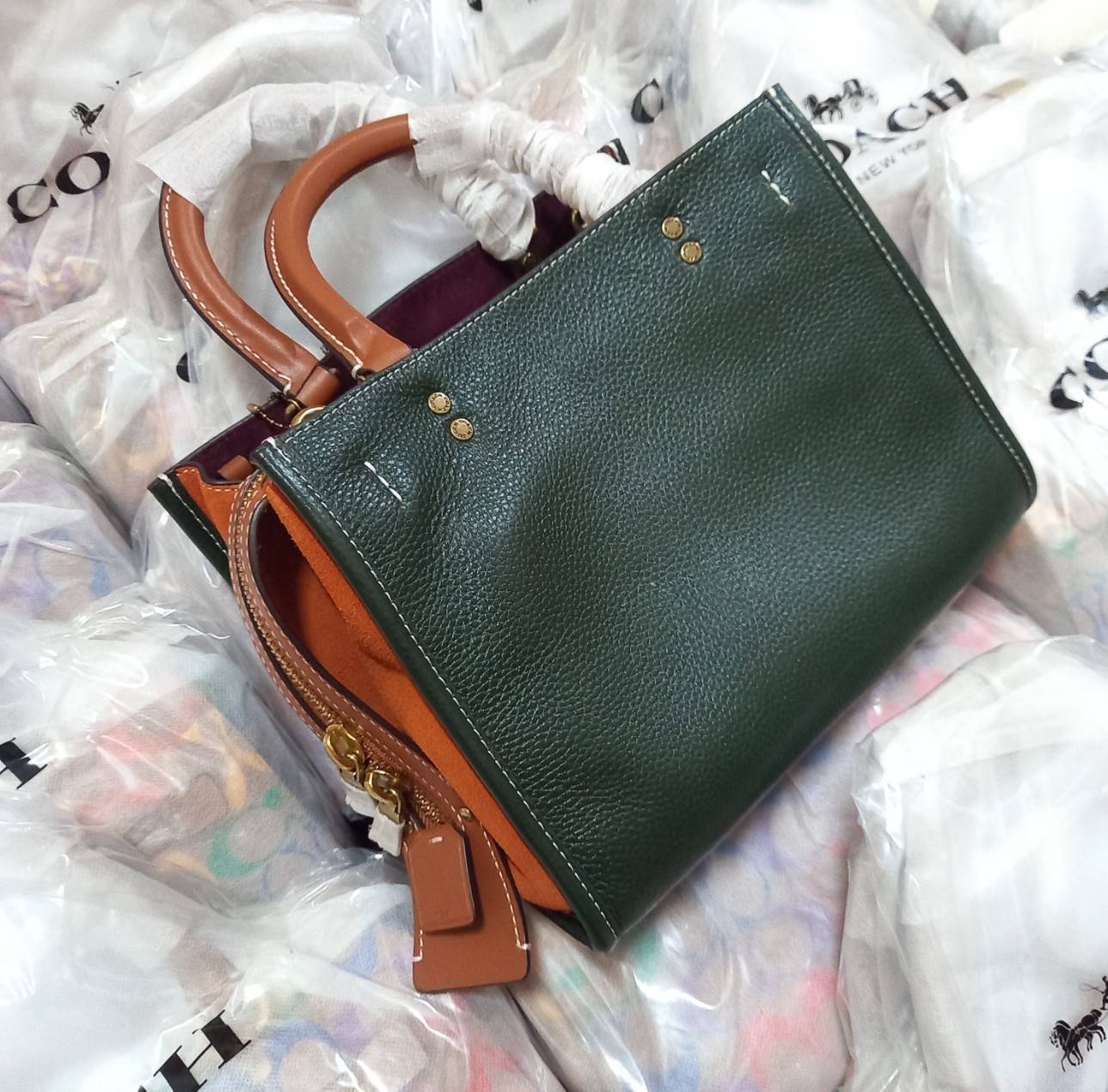 OUTLET 】COACH ROGUE 25 IN COLORBLOCK (C5575) ที่สุดแห่งความหรูหรา สุดคลาสสิค 🌺กระเป๋าหนังแท้คุณภาพเยี่ยม สัมผัสนิ่มละมุนจนต้องหลงรัก ด้านข้างเพิ่มความสวยเก๋ด้วยหนังกลับ อยู่ทรงสุดสวย น่าใช้ น่ามอง จนใครๆต้องเหลียวหลังตาม//ด้านในมี 2 ช่องกว้าง กับอ