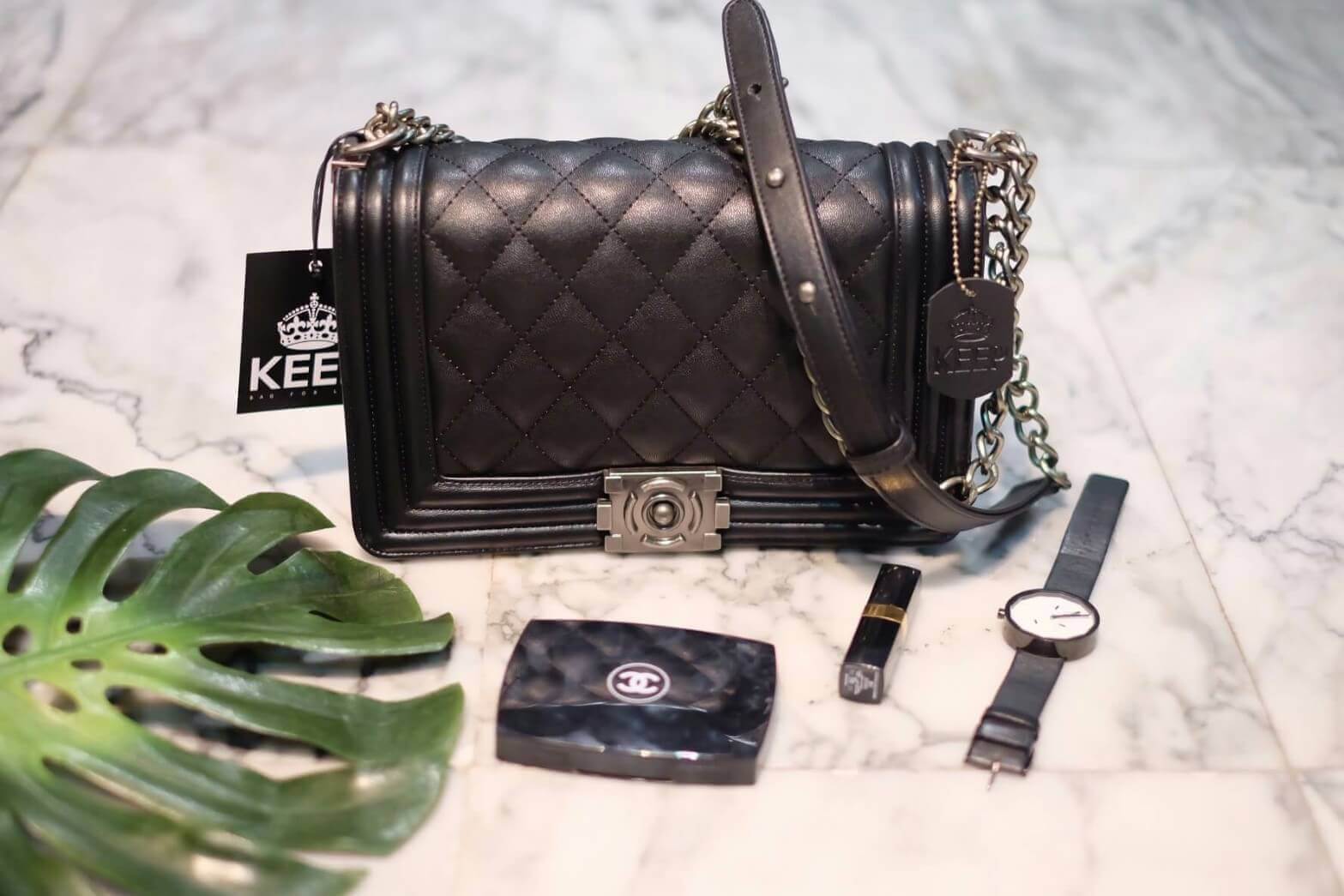 ทางร้าน ได้กระเป๋า จากแบรนด์ KEEP ทรงเดียวกับ Chanel boy เลย รุ่น KEEP shoulder Luxury Quited bag สวย หรู เท่ มากๆ เลยน๊า กระเป๋าอยู่ทรง #หนังแกะสังเคราะห์นิ่มตึงสวยมากคะ สายโซ่ มีที่รองไหล่ สะพายสบายคะ สายปรับ สั้น ยาวได้คะ #ใบจริงสวยมาก เข้ากับชุดได้ง่า