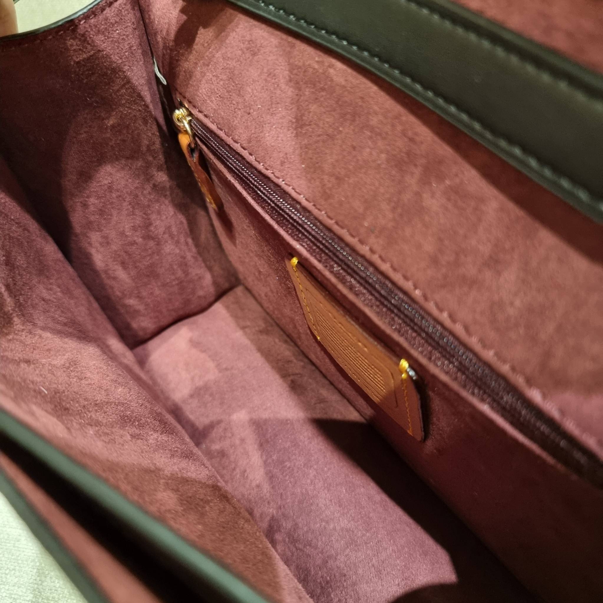 COACH C5633 BRYNN FLAP CROSSBODY IN SIGNATURE CANVAS แซ่บที่สุด ใหม่ที่สุด!! คอลเลคชั่นใหม่!! มองยังไงก็หลงรักละสายตาไม่ไหว กระเป๋าสะพายข้างลุคไฮน์ ที่ดีไซน์ออกมาได้ปัง และดูแพงมากๆ ด้วยดีเทลคลาสสิค รูปทรงใช้งานง่าย เรียบๆแต่มีดีเทล วัสดุหนังแคนวาสสลับหนั