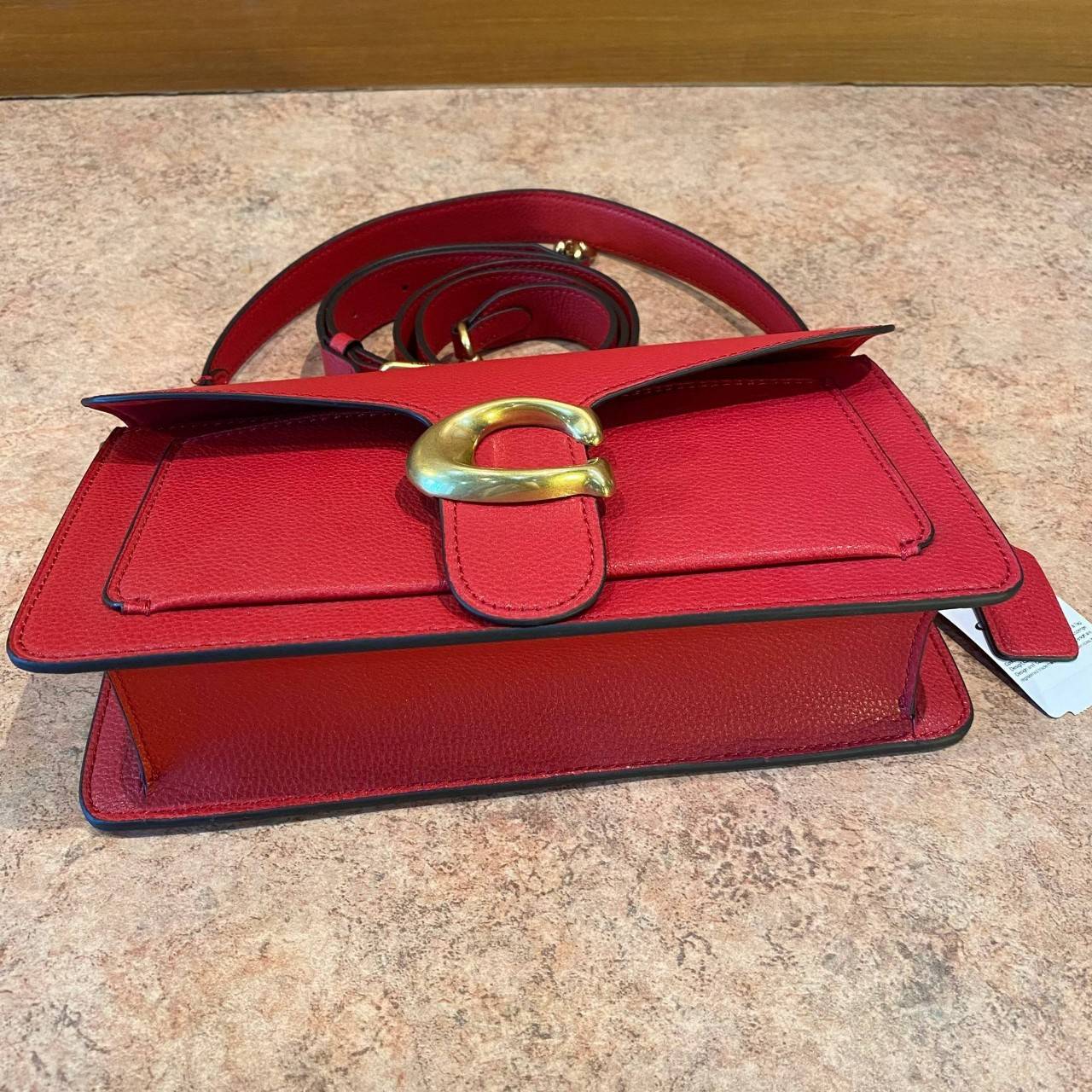 COACH TABBY SHOULDER BAG 26 ((73995)) พัฒนามากจากกระเป๋า Coach รุ่นดังยุค 1970 ทำจากผ้า Canvas เคลือบลายซิกเนเจอร์ หนังลายกรวดและหนังกลับ ด้วยวัสดุคลาสสิค มากับสายที่ถอดได้ถึง 2 สาย ไม่ว่าจะเป็นสายหิ้วหรือสายสะพาย หนังลายกรวดและหนังลูกวัวแบบเนื้อละเอียด แ