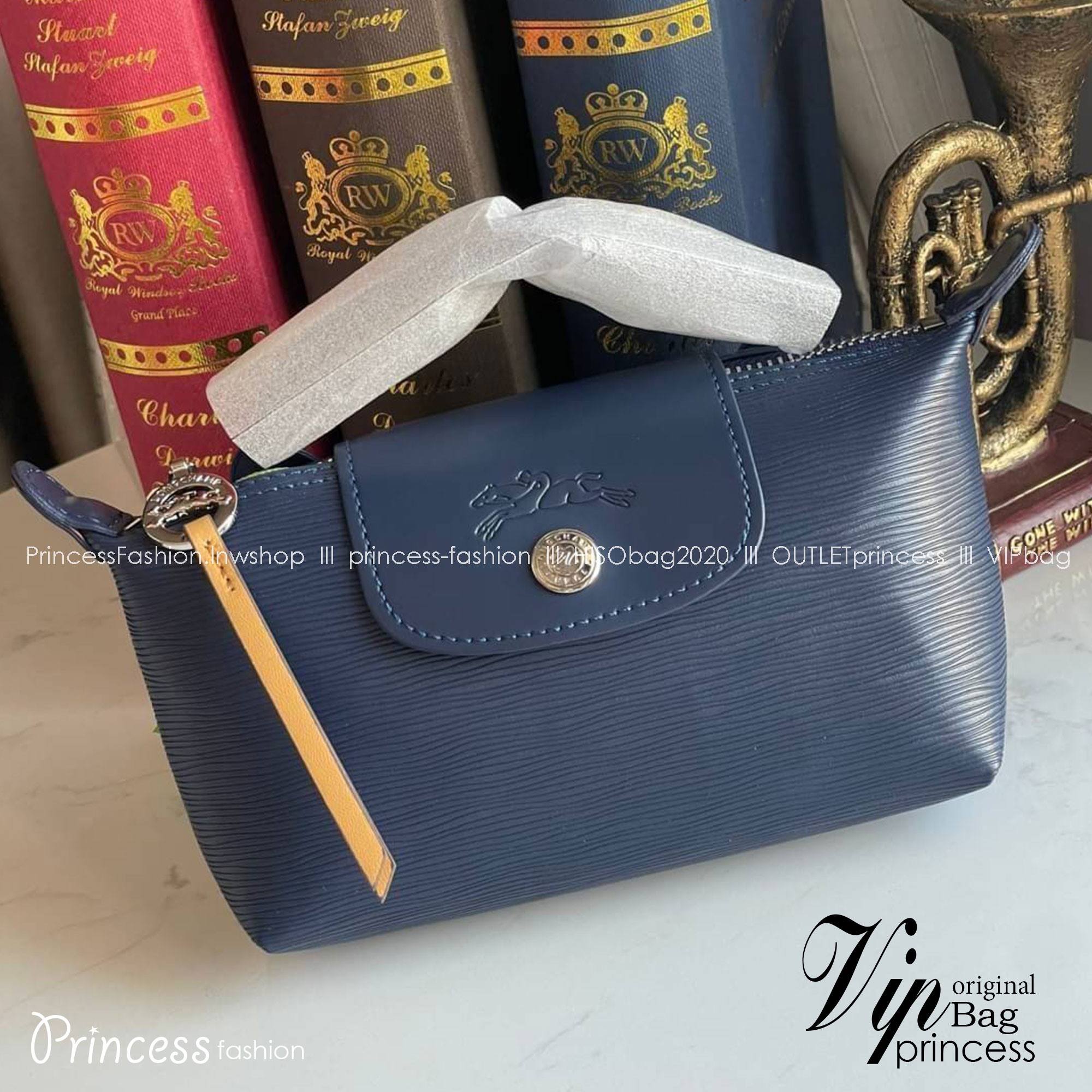 LONGCHAMP LE PLIAGE CITY POUCH WITH HANDLE Taupe - Canvas (ไม่มีสายยาว) กระเป๋าเครื่องสำอางแบบมีซิปพร้อมหูหิ้วใบนี้เหมาะสำหรับการจัดระเบียบกระเป๋าของคุณ