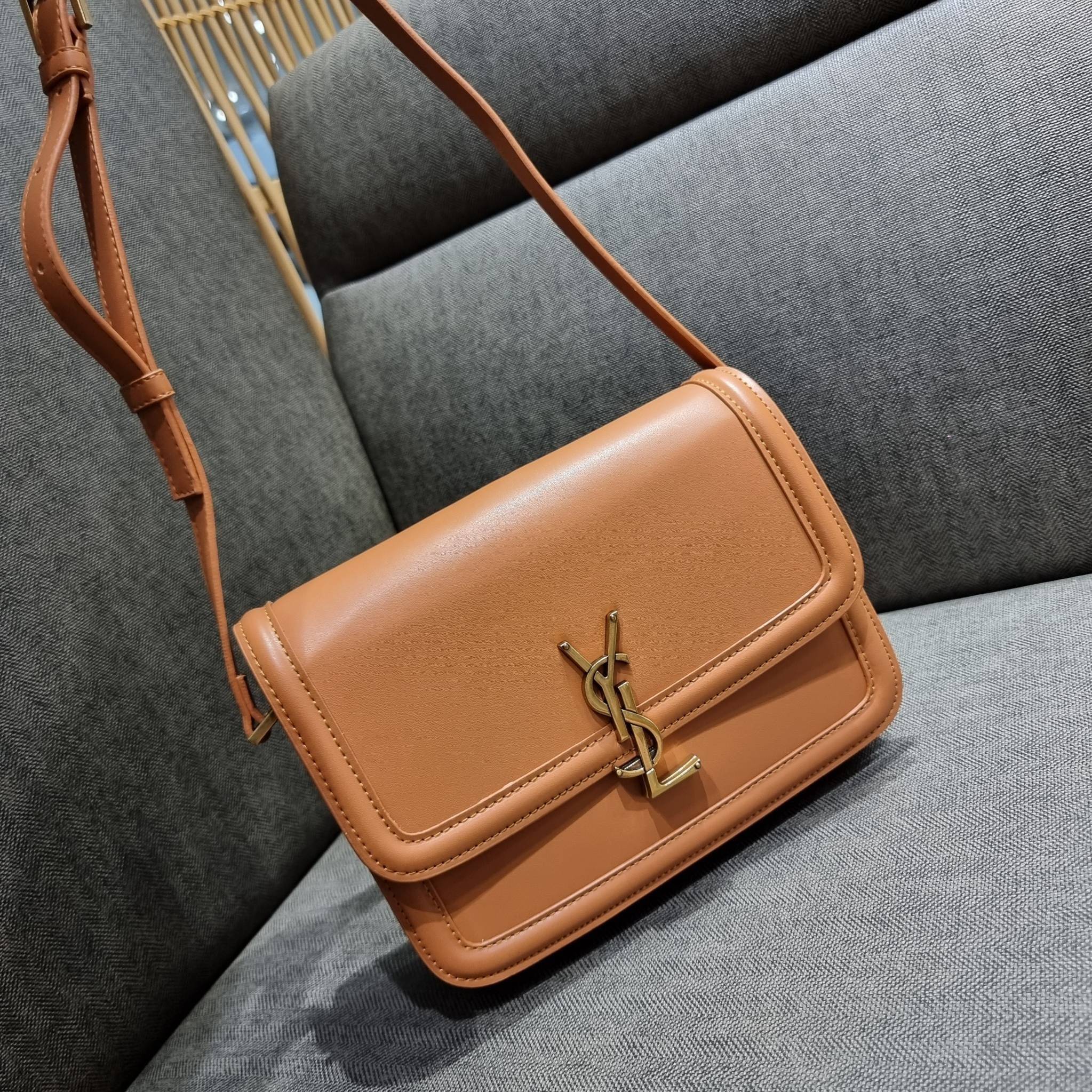 YSL SOLFERINO SATCHEL LEATHER / Yves Saint laurent crossbody bag กระเป๋าสะพายข้าง โลโก้โดดเด่น ดีเทลดูแพงด้วยตัวล็อค ใช้งานง่าย แน่นหนา วัสดุหนังแท้เต็มใบ ภายในเป็นช่องโล่ง ใส่ของสำคัญได้เลยสบายๆ สายสะพายครอส ปรับใช้ได้ตามตัว ใบจริงสวยคม ราคาสุดคุ้มพร้อม 