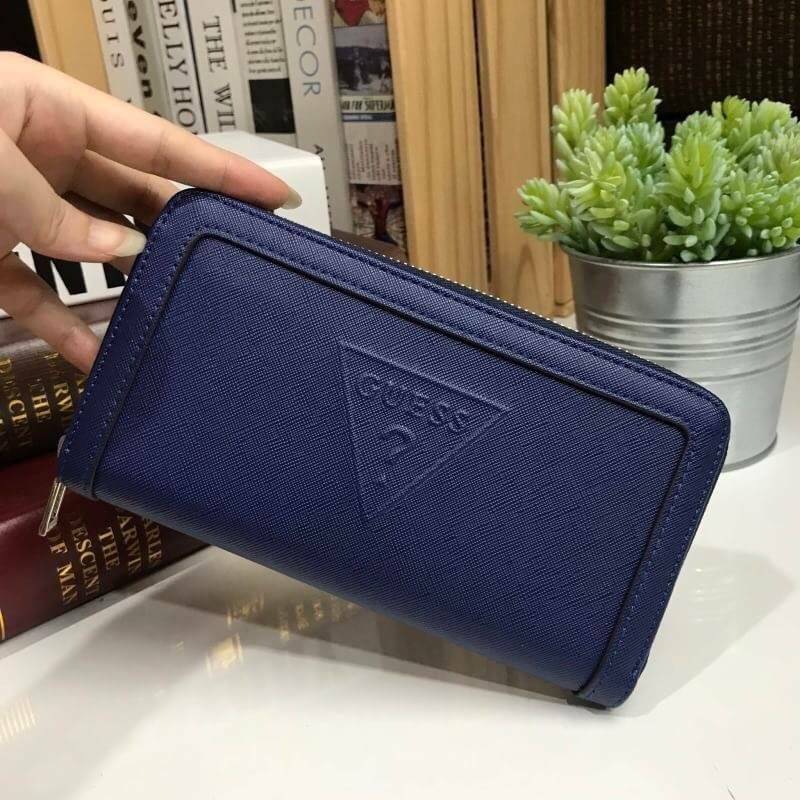 GUESS FACTORY LONG WALLET กระเป๋าสตางค์ใบยาวซิปรอบหนัง Saffiano สวยอยู่ทรงสไตล์ PRADA ด้านหน้ามีโลโก้แบรนด์สวยน่าใช้ เปิดปิดด้วยซิปรอบหัวซิปแบรนด์ ภายในมีช่องซิป ช่องใส่ธนบัตรและช่องใส่บัตรหลายช่อง สวยน่าใช้ทุกสี ภาพถ่ายจากสินค้าจริงพร้อมส่งที่ไทยราคาดีห้