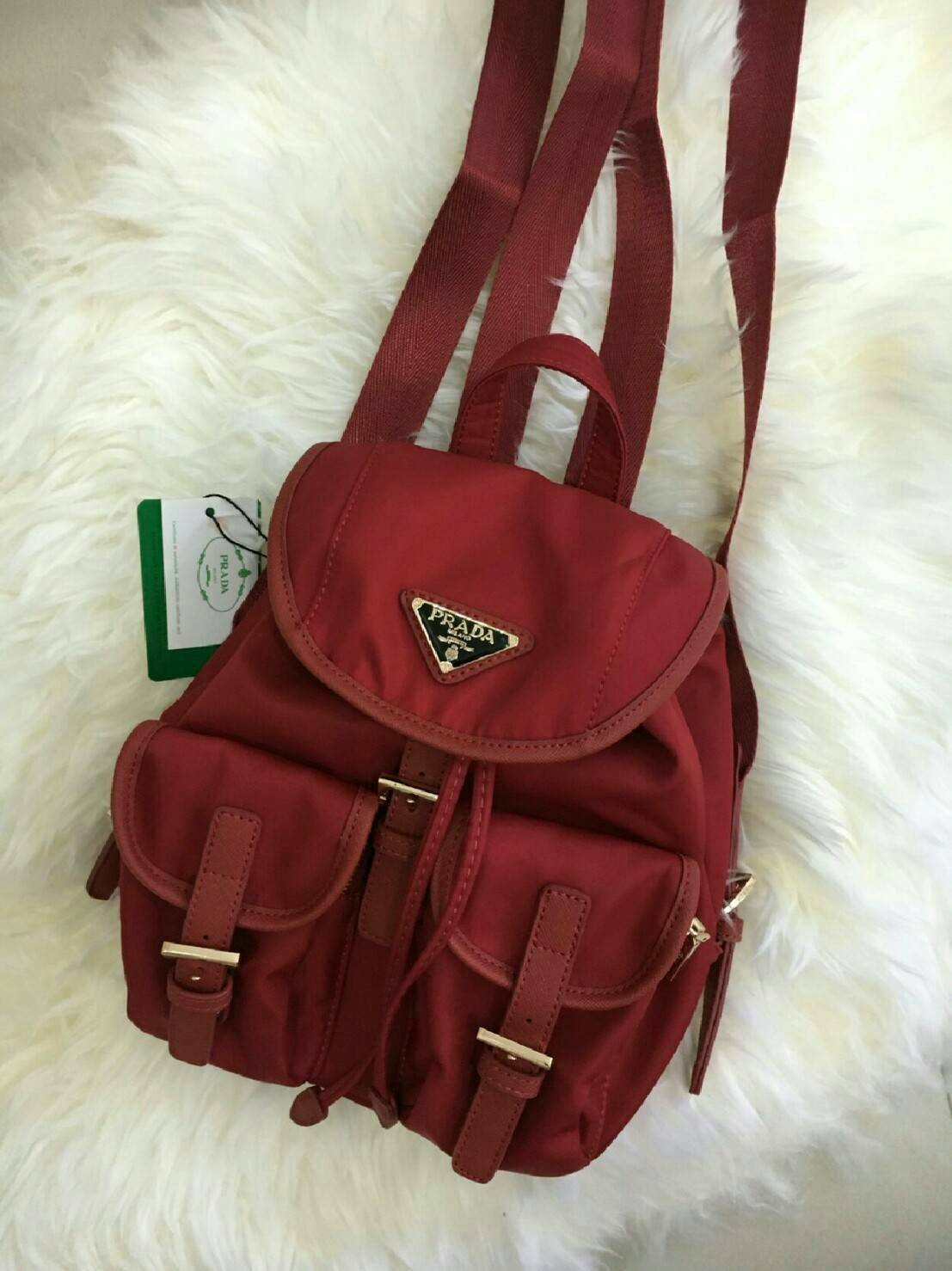 PRADA MINI BACKPACK with chain จากพรีเมี่ยมกิ้ฟจากเคาน์เตอร์แบรนด์วัสดุ Nylon เนื้อหนาคุณภาพดีตามแบบฉบับของแบรนด์ ขนาดมินิน่ารักเว่อร์ เปิดปิดด้วยฝากระดุม น้ำหนักเบา ภายในมี1ช่องซิป ซับใน Polyester 100% มาพร้อมหูหิ้วและสายสะพายเลื่อนปรับได้ ตัวจริงสวยมากๆ