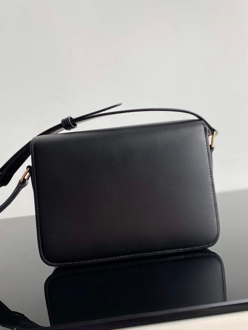 พร้อมส่ง 2 สี 2ขนาด NEW!! CELINE SHOULDER BAG VIP ทรงกล่องอยู่ทรง ขนาดกะทัดรัด เปิดปิดด้วยตัวล้อคแบรนด์สีทอง ภายในมีช่องใส่ของโล่ง สาม