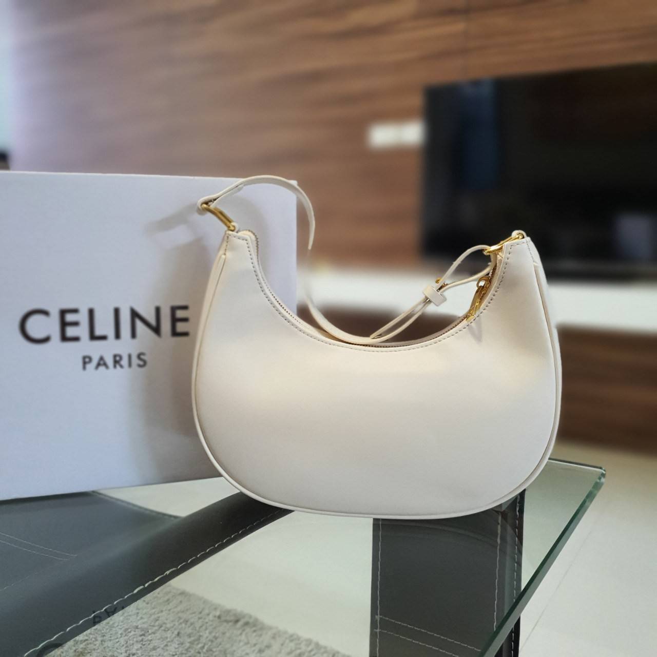 CELINE SHOULDER BAG VIP GIFT WITH PURCHASE (GWP) AVA BAG IN SMOOTH CALFSKIN พรีเมี่ยมกิ๊ฟ Limited Edition จาก CELINE HAUTE PARFUME DUTYFREE COUNTER วัสดุหนังสังเคราะห์เรียบสวย ดีไซน์สวยหรูฮิตสุดในเกาหลี! หนังสวยอยู่ทรงกันน้ำ เปิดปิดด้วยซิปแบรนด์ ภายในโล่ง