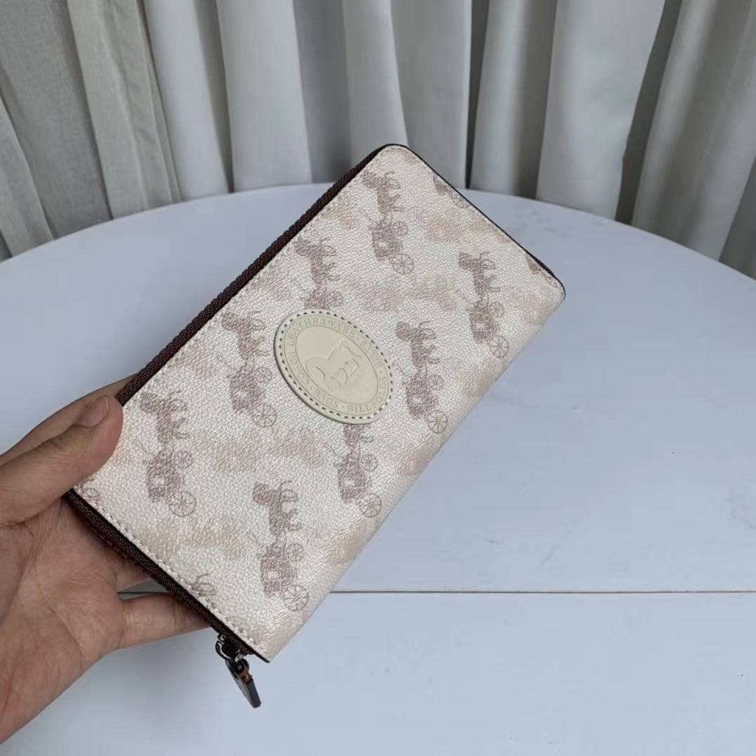 COACH Accordion Zip Wallet in Signature Coated with Leather กระเป๋าสตางค์ใบยาว เปิด-ปิดกระเป๋าด้วยซิปรอบ ด้านในมีช่องใส่บัตร ช่องใส่ธนบัตร และช่องซิปใส่เหรียญค่ะ