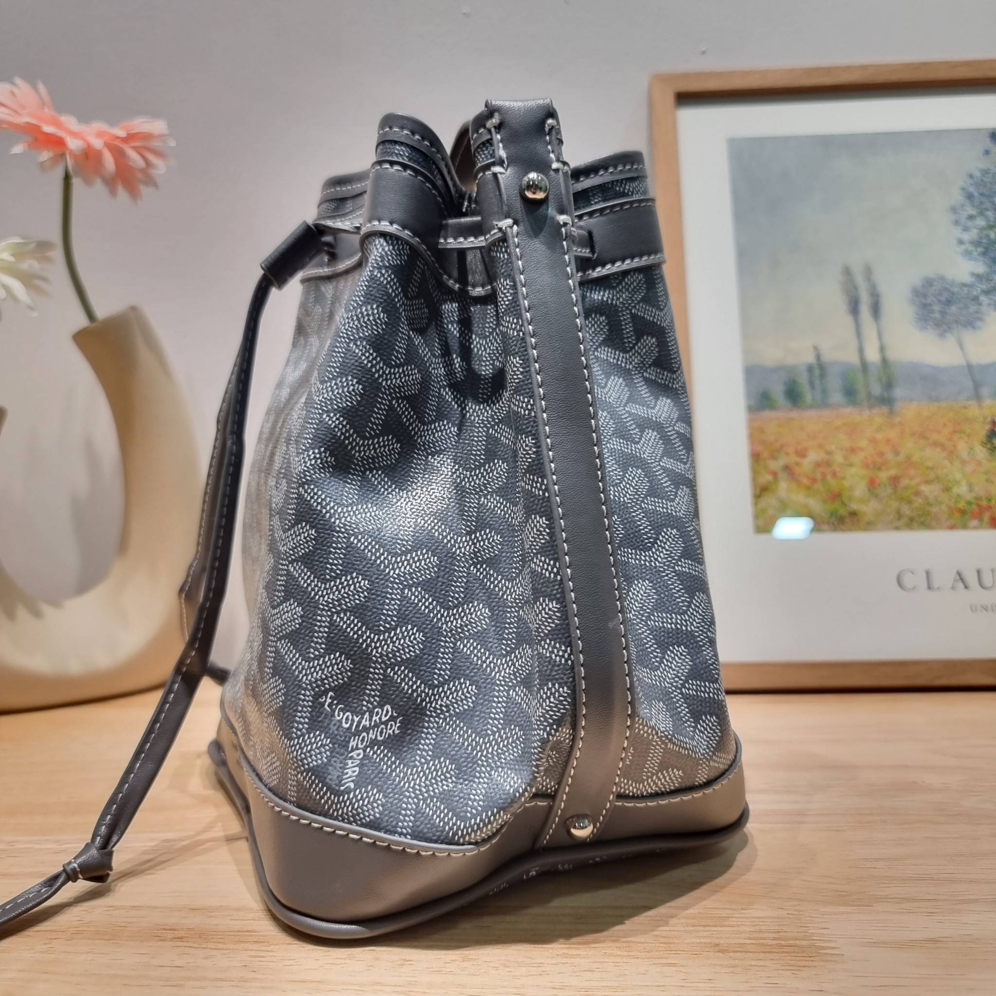 GOYARD PETITE FLOT BUCKET BAG กระเป๋าสะพายทรงบัคเก็ต ที่ดีไซน์สะดวกต่อชีวิตมาก รูปทรงคลาสสิค ดีไซน์เป็นเอกลักษณ์ สดใสทุกสี ดูผู้ดีในตัว วัสดุหนังแคนวาสพิมพ์ลายสวยคม ปากกระเป๋ารูดเปิด-ปิดได้ตามชอบ ภายในเป็นช่องโล่ง ใส่กระเป๋าสตางค์ มือถือ ได้ครบถ้วน มาพร้อ