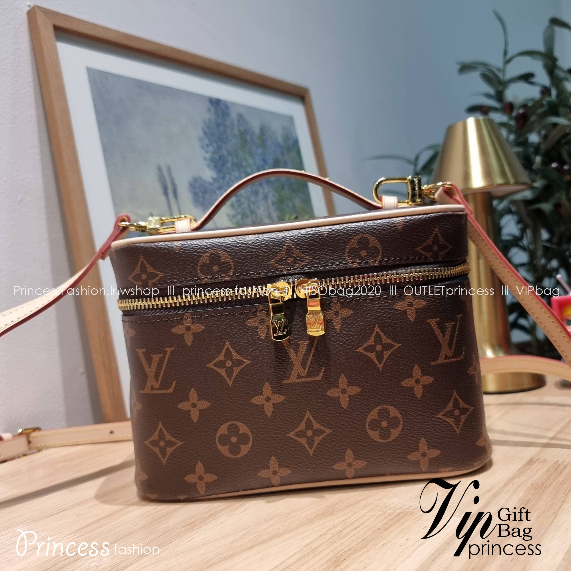 LV NICE MINI MONOGRAM BAG เบสท์เซลเลอร์คอลเลคชั่น ที่ใครๆก็ต้องมีใช้ กับกระเป๋า cosmetics ทรงกล่อง ใส่เครื่องสำอางค์ หรือจะใช้ใส่ของพกจำเป็นประจำวันก็ได้ สบายๆ
