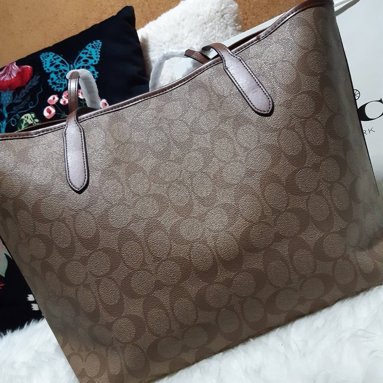 ของแท้ 💯% COACH C5696 CITY TOTE IN SIGNATURE CANVAS กระเป๋าถือทรงโท้ทใบใหญ่ ใส่ของได้ของครบครัน รุ่นใหม่ล่าสุด!! ⭐️⭐️ ขายดีทุกไซส์ ทุกสีจริงๆรุ่นนี้ ✔️✔️ สะพายคล้องไหล่ได้เก๋ๆ วัสดุหนังแคนวาสคุณภาพดี