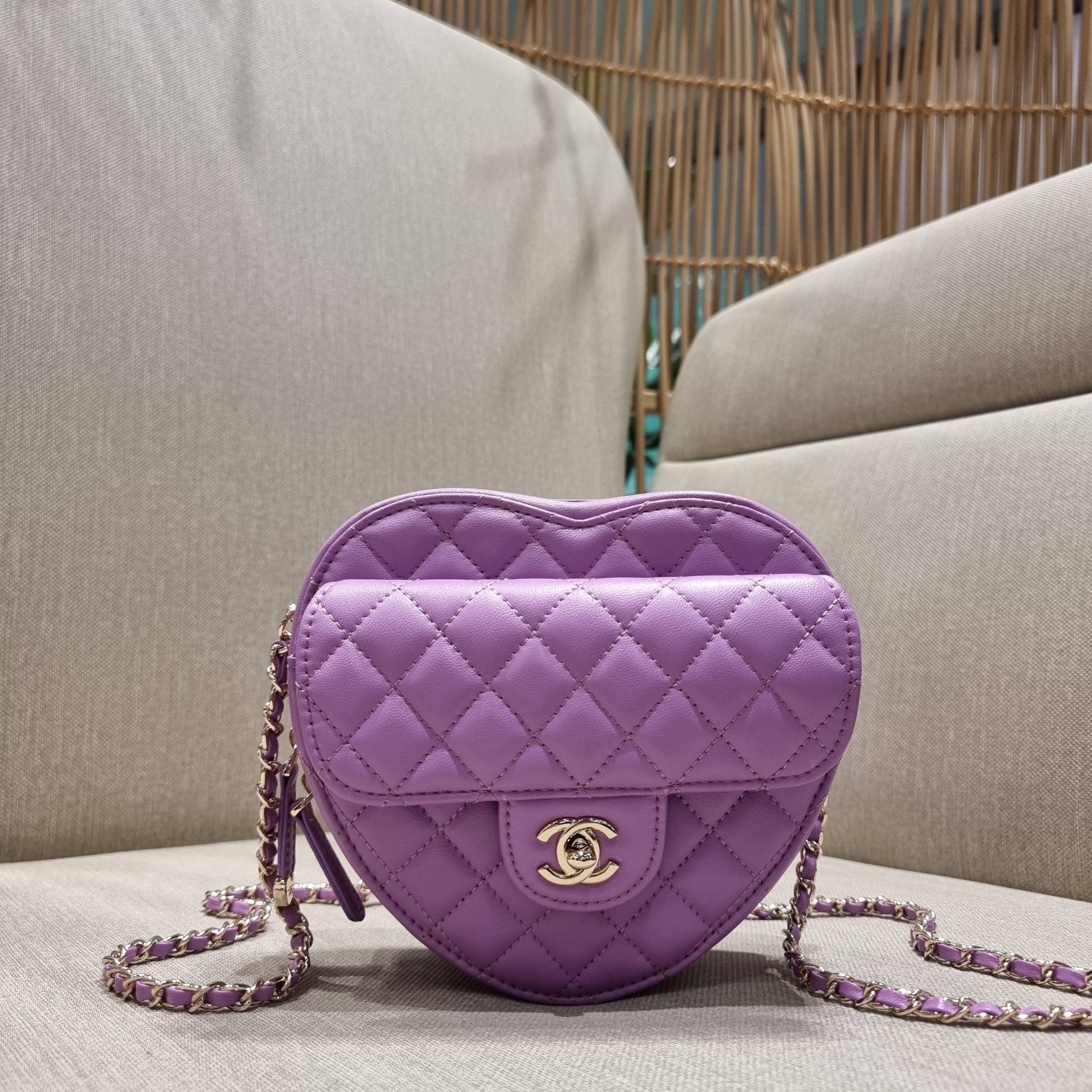 CHANEL Heart Bag Lambskin & Gold-Tone Meta ใหม่มาก สวยมาก มงมาก!! กระเป๋าสะพายสุดคิ้วท์ ที่ดีไซน์รูปทรงหัวใจไม่ซ้ำใคร น่ารักทุกสี น่าใช้ไปเลยแม่!! วัสดุหนังแกะฟอกสี เปิด-ปิดด้วยซิป ด้านหน้ามีช่องเก็บของจุกจิก ภายในเป็นช่องโล่ง ใส่มือถือ ใส่กระเป๋าสตางค์สั