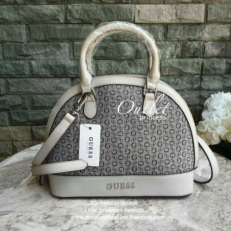 Guess Group Agata Dome Bag กระเป๋ารุ่นใหม่ล่าสุด!!! อวดไอเทมแสนเก๋กับกระเป๋าทรงโดม ทรงยอดนิยม สวยคลาสสิค สุดน่ารัก พิมพ์ลายรอบใบ วัสดุ Saffiano PU คุณภาพดี นิ่ม น้ำหนักเบา ด้านหน้าประดับด้วยโลโก้แบรนด์สวยโดดเด่น เปิดปิดด้วยซิปสะดวกใช้ ด้านในโล่งกว้างมีช่อ
